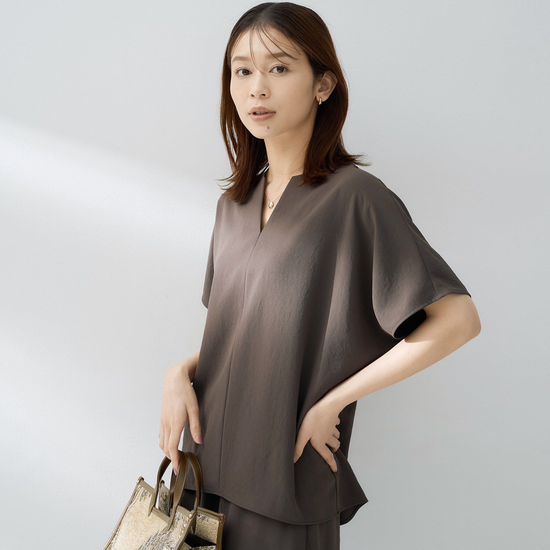 UNTITLED「【夏の名品セットアップが今年も登場！/はっ水/遮熱】リラクミスト キーVネックブラウス」|シャツ・ブラウス|ブラウン(043)