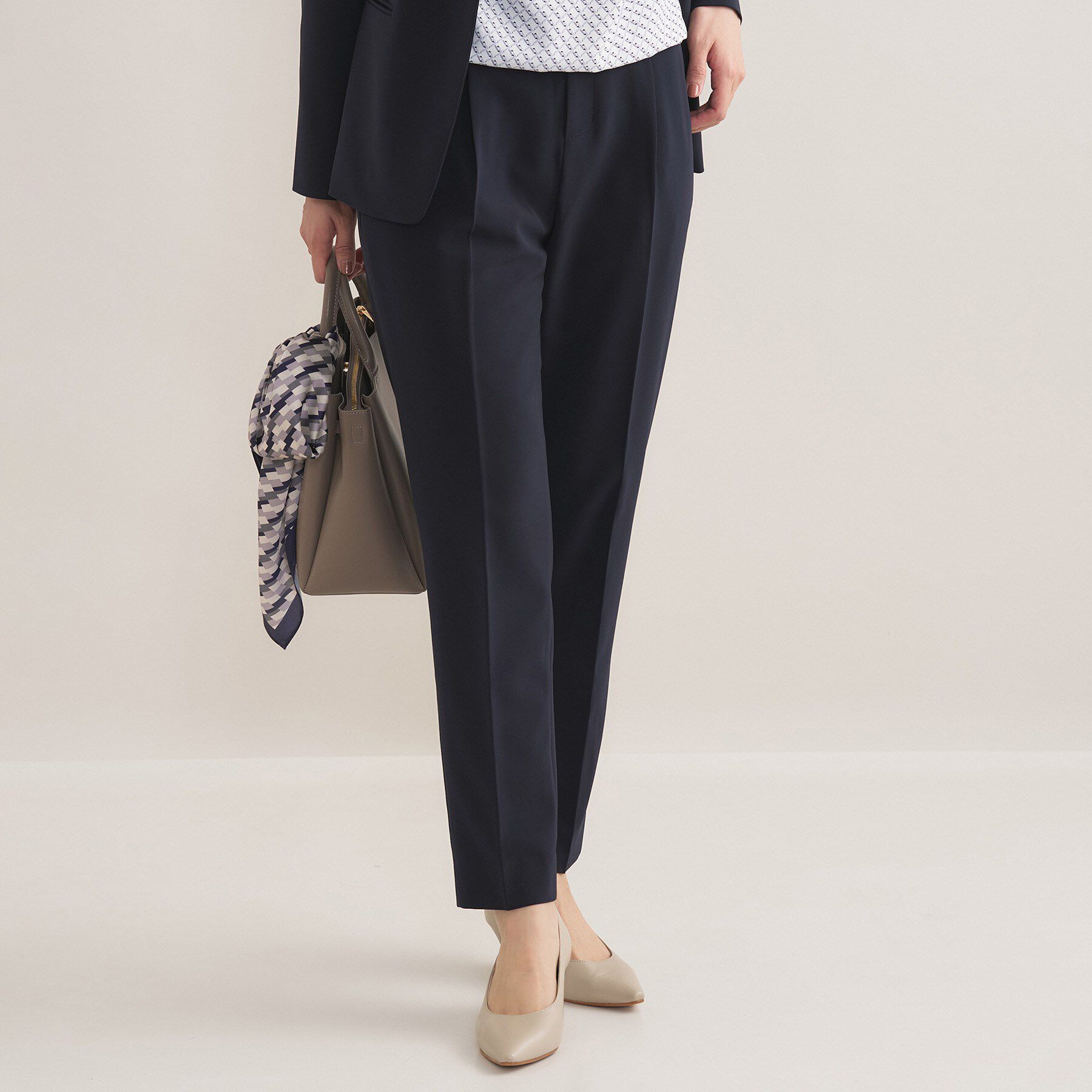 INDIVI「【通勤スーツ／洗える】ストレッチタックテーパードパンツ」|スーツ|ネイビー(094)
