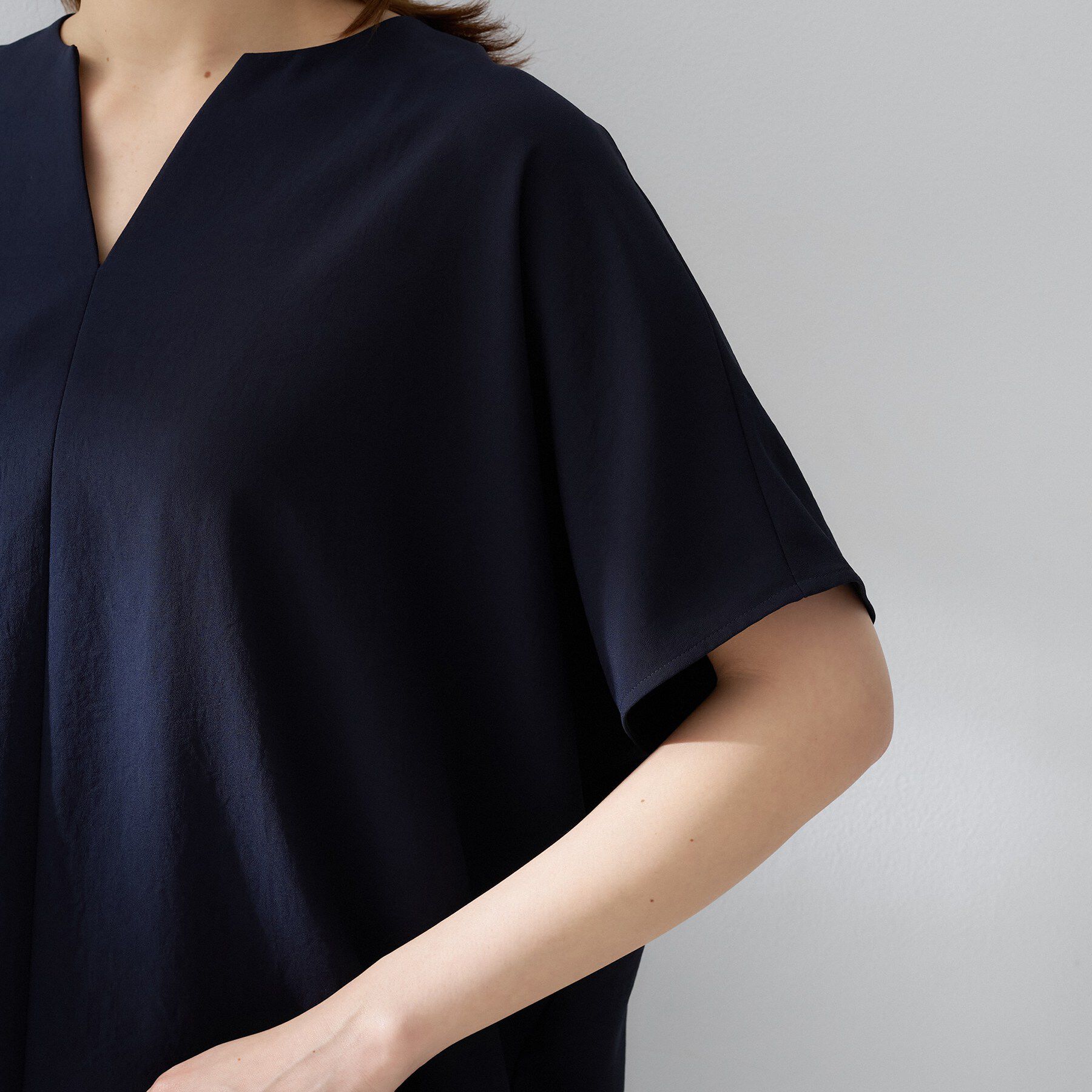 UNTITLED「【夏の名品セットアップが今年も登場！/はっ水/遮熱】リラクミスト キーVネックブラウス」|シャツ・ブラウス|