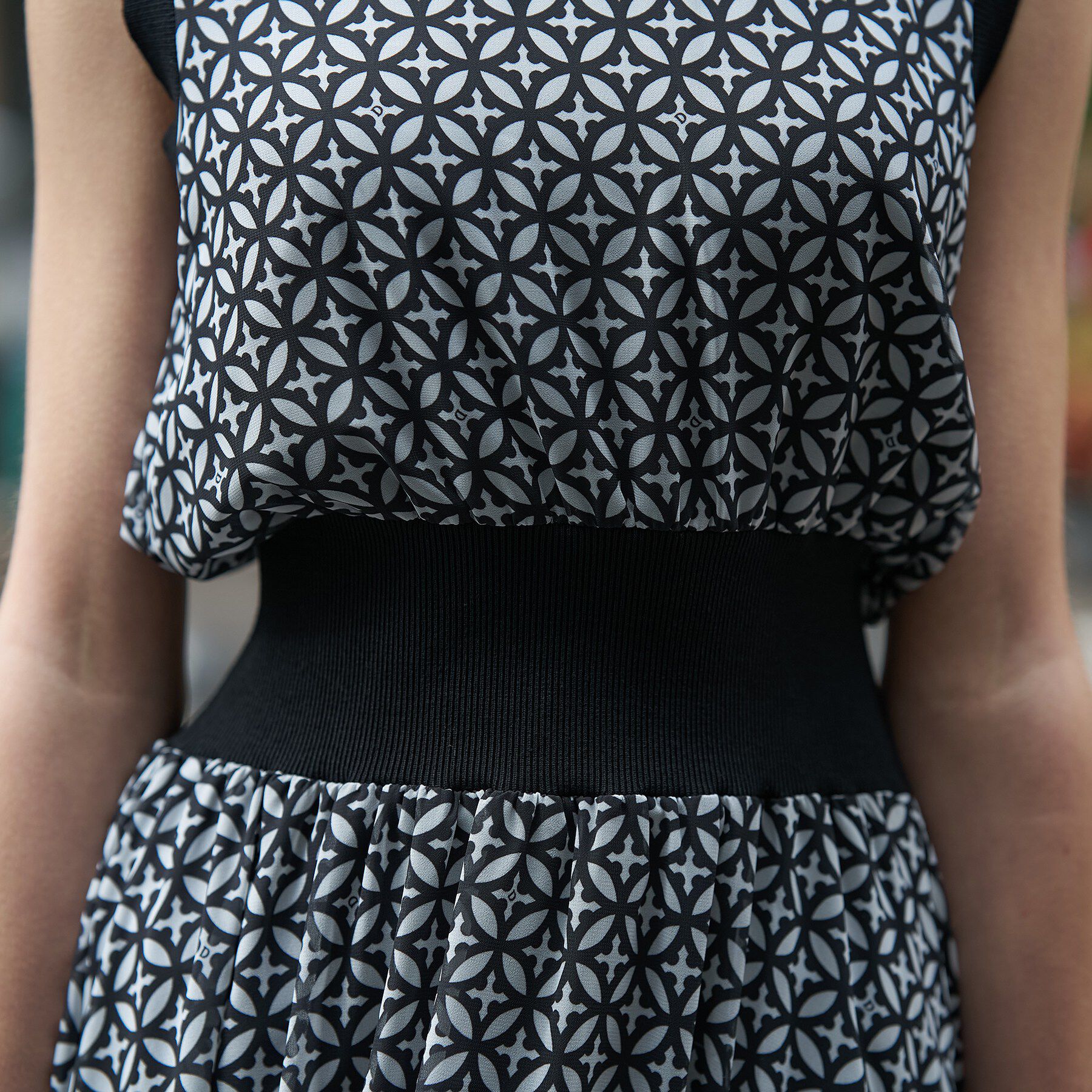 DRESSTERIOR「【ウォッシャブル】オーバーラップサークル シアーノースリーブドレス」|ワンピース|