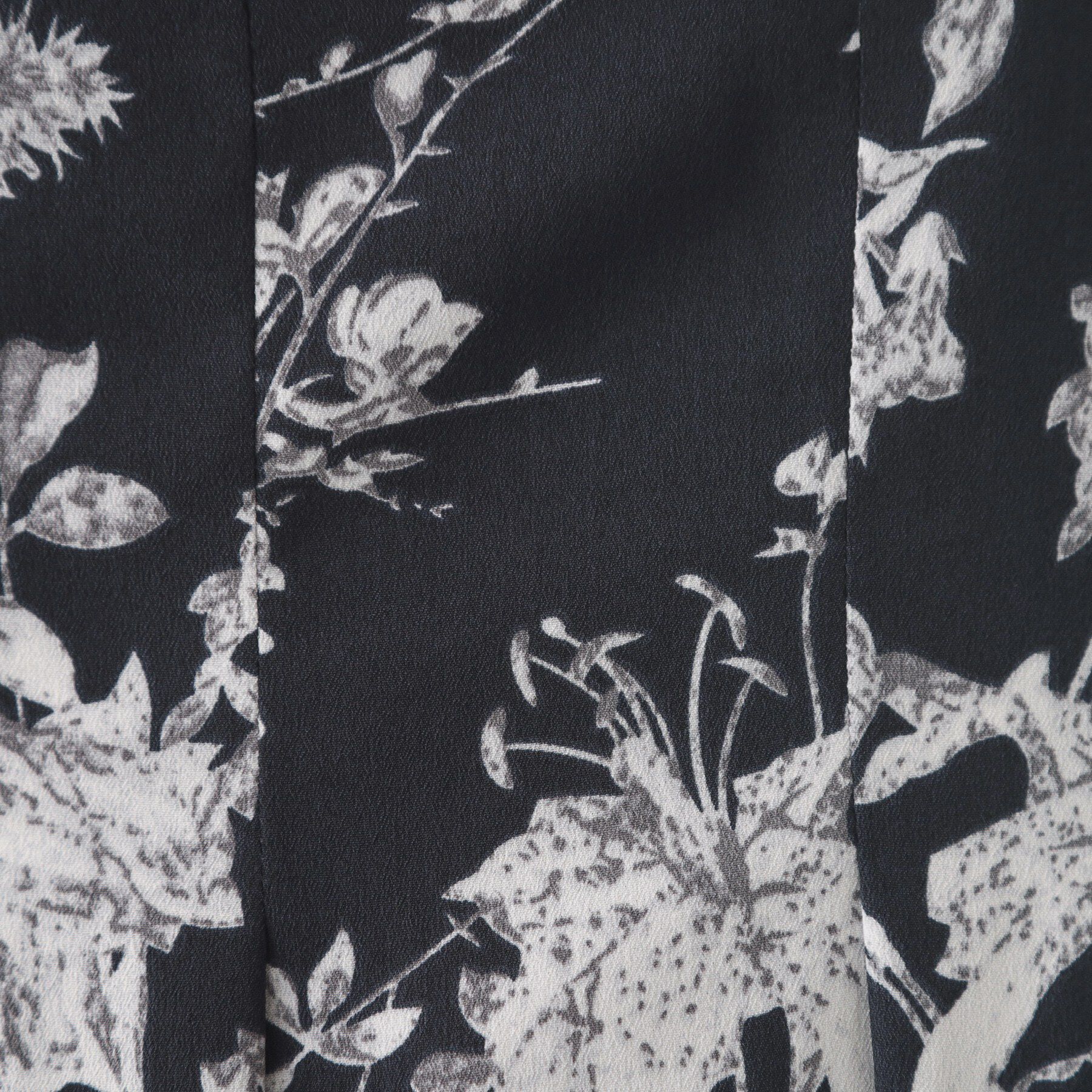 index「フラワーハイネックタックワンピース【洗濯機OK/イージーアイロン/防シワ】」|ワンピース|