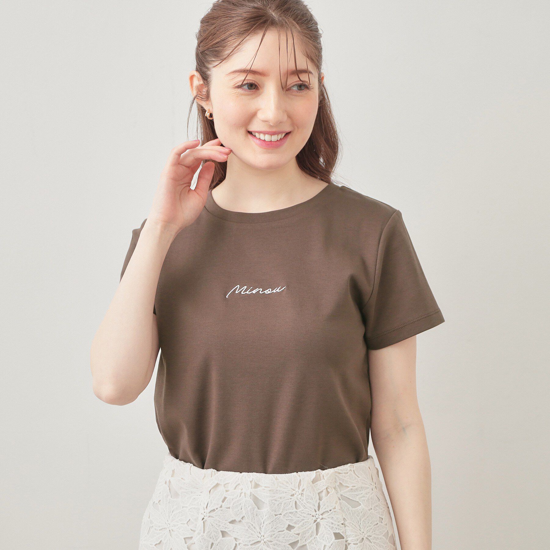 index「フロントロゴ刺繍Tシャツ【洗濯機OK・接触冷感・UVケア】」|Tシャツ・カットソー|ブラウン(844)