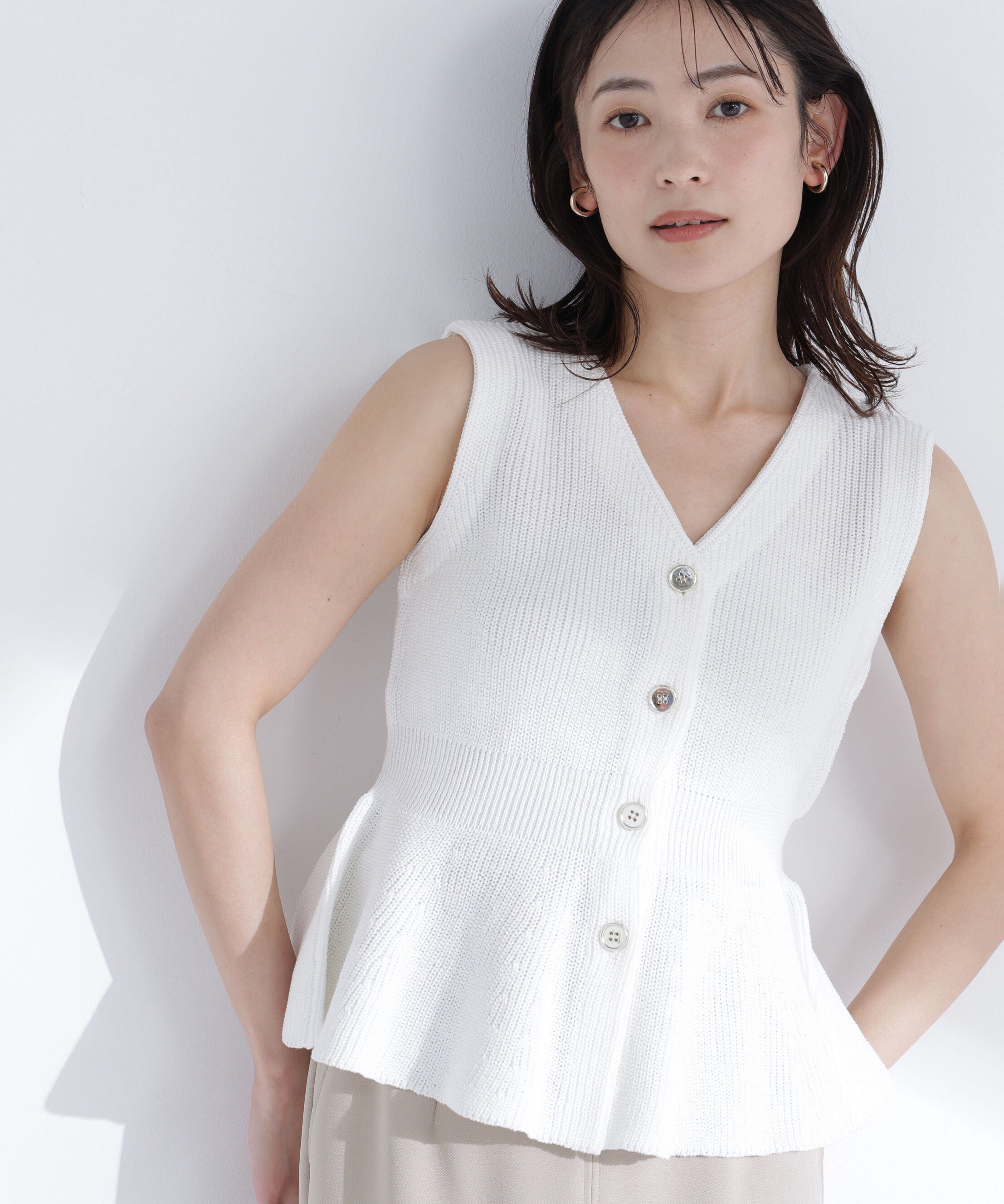  「メタルボタンペプラムニットジレ」|ニット・セーター|オフホワイト1