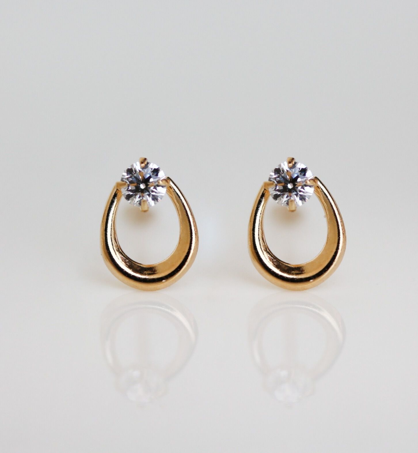  「ホースシュー CZ ピアス | K18」|ピアス|K18 イエローゴールド