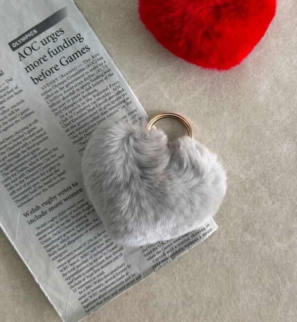 fredy emue「ファーハートチャーム」|チャーム・キーホルダー|ライトグレー