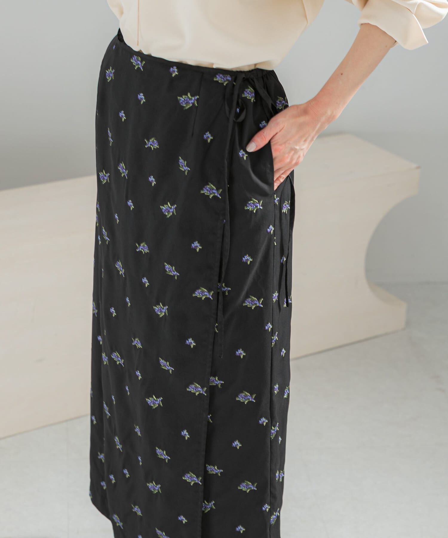 URBAN RESEARCH ROSSO「フラワー刺繍ラップストレートスカート」|スカート|