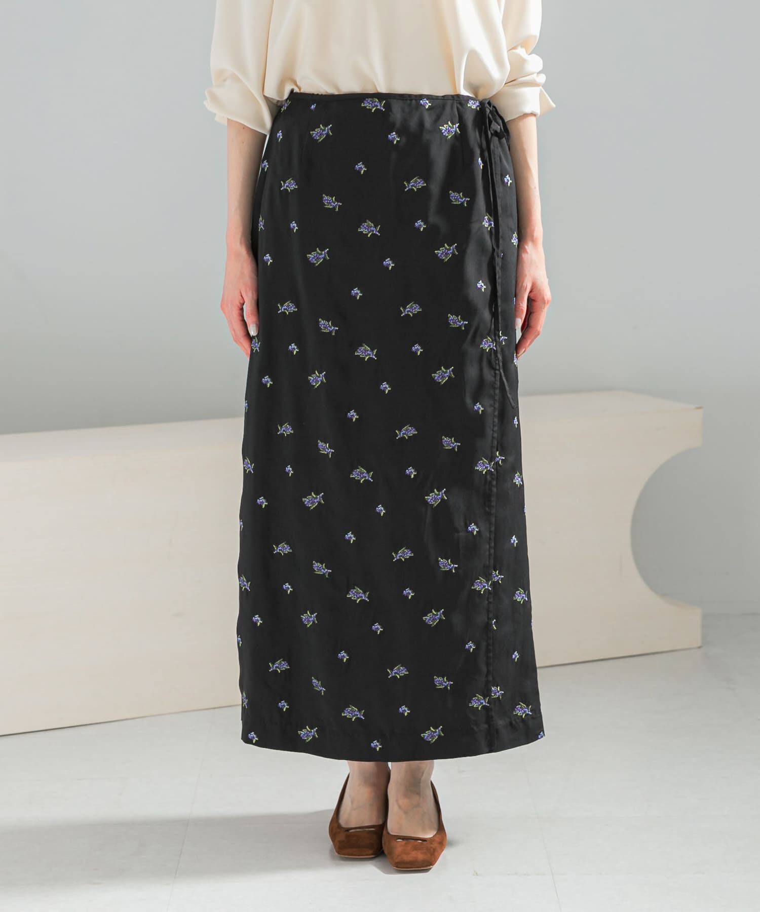 URBAN RESEARCH ROSSO「フラワー刺繍ラップストレートスカート」|スカート|