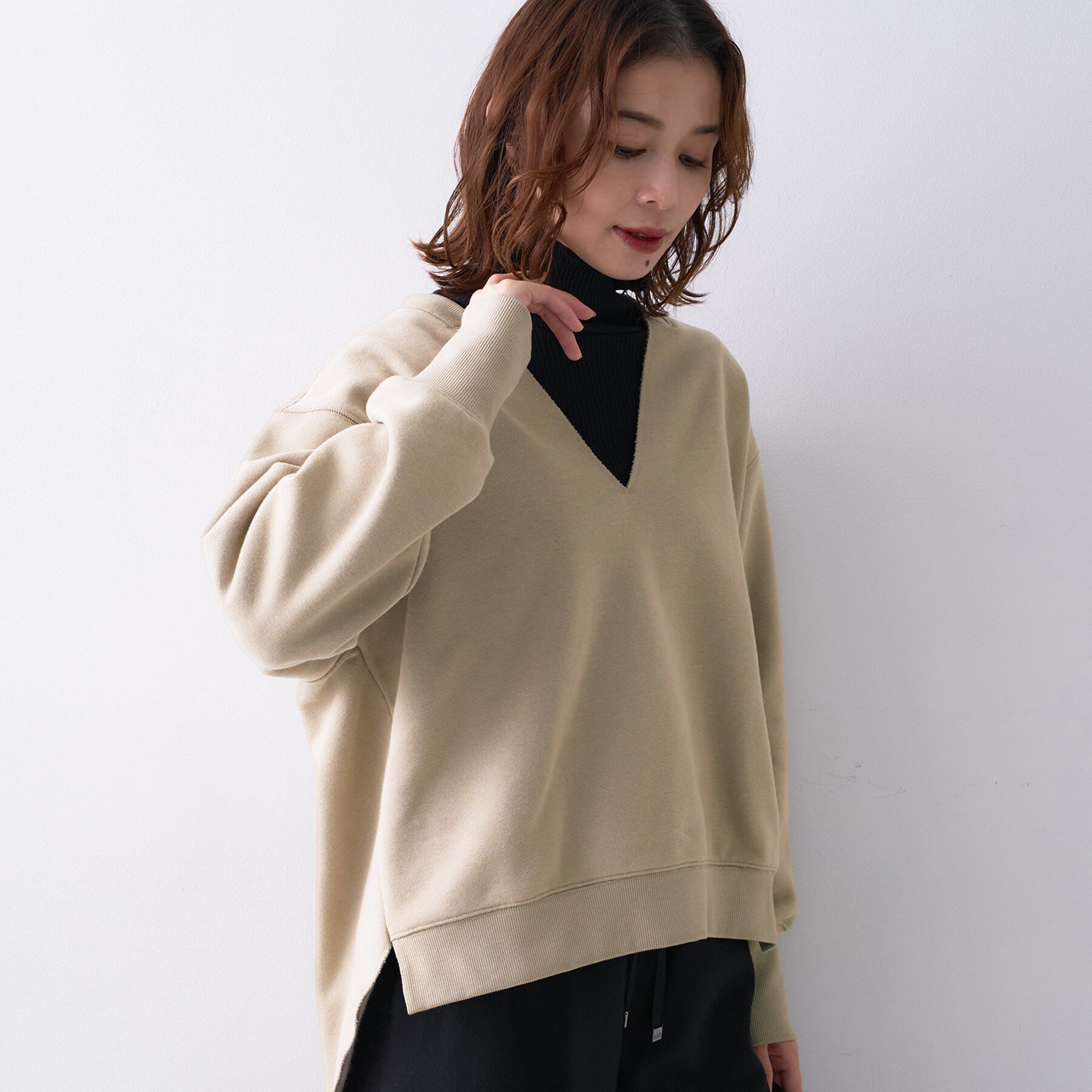 UNTITLED「【Liyoca】ソフト裏毛Vネックプルオーバー」|Tシャツ・カットソー|ベージュ(052)