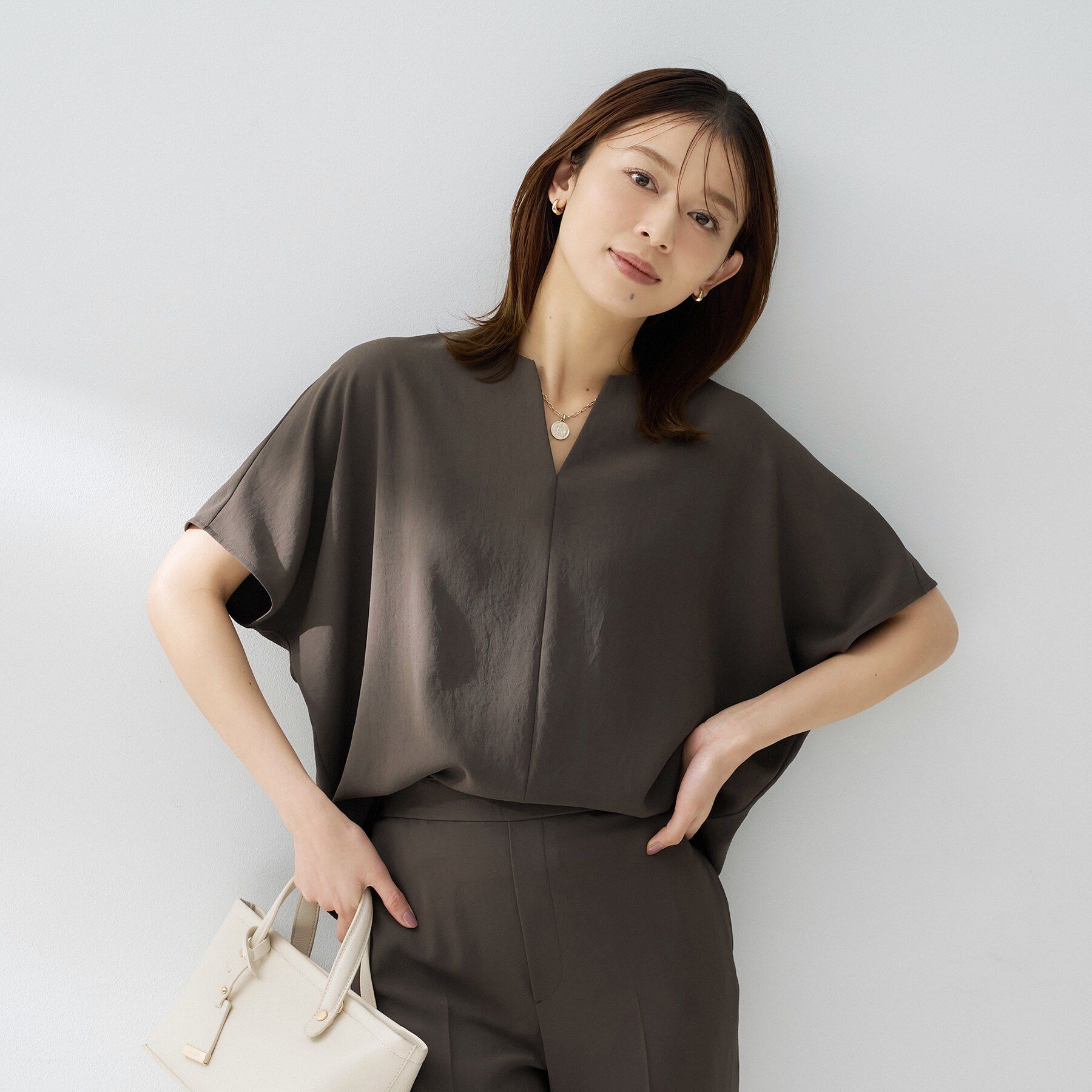 UNTITLED「【夏の名品セットアップが今年も登場！/はっ水/遮熱】リラクミスト キーVネックブラウス」|シャツ・ブラウス|