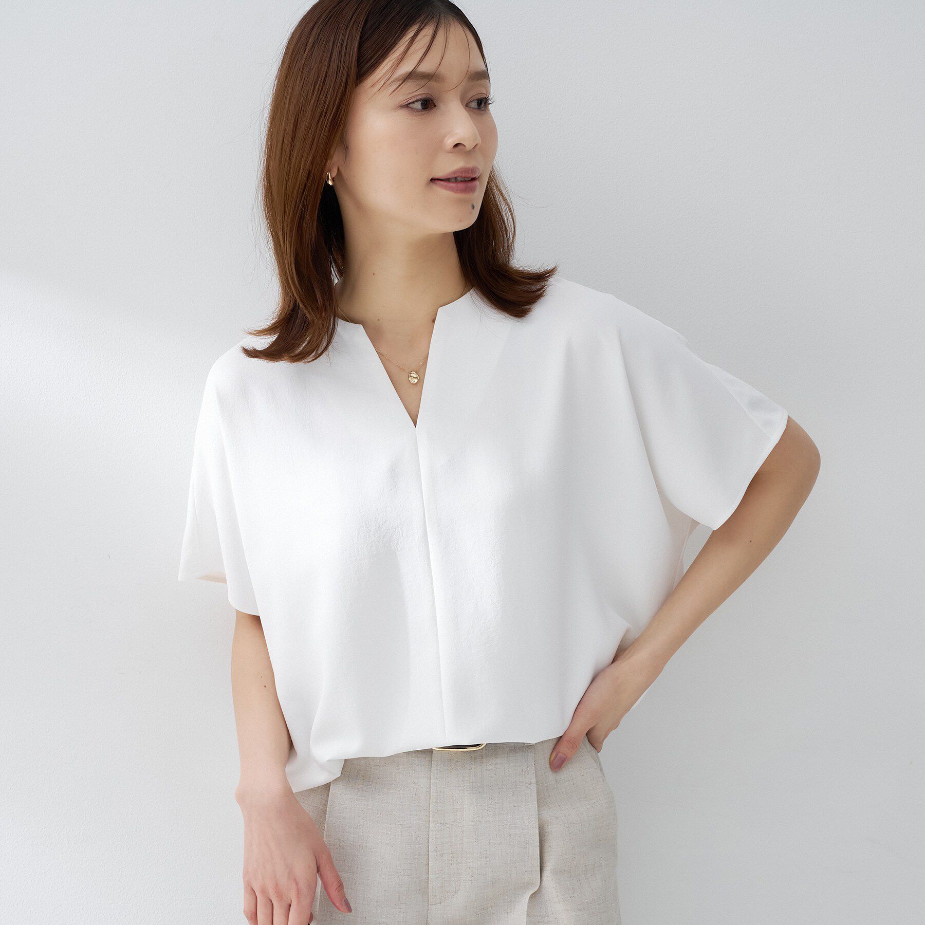 UNTITLED「【夏の名品セットアップが今年も登場！/はっ水/遮熱】リラクミスト キーVネックブラウス」|シャツ・ブラウス|