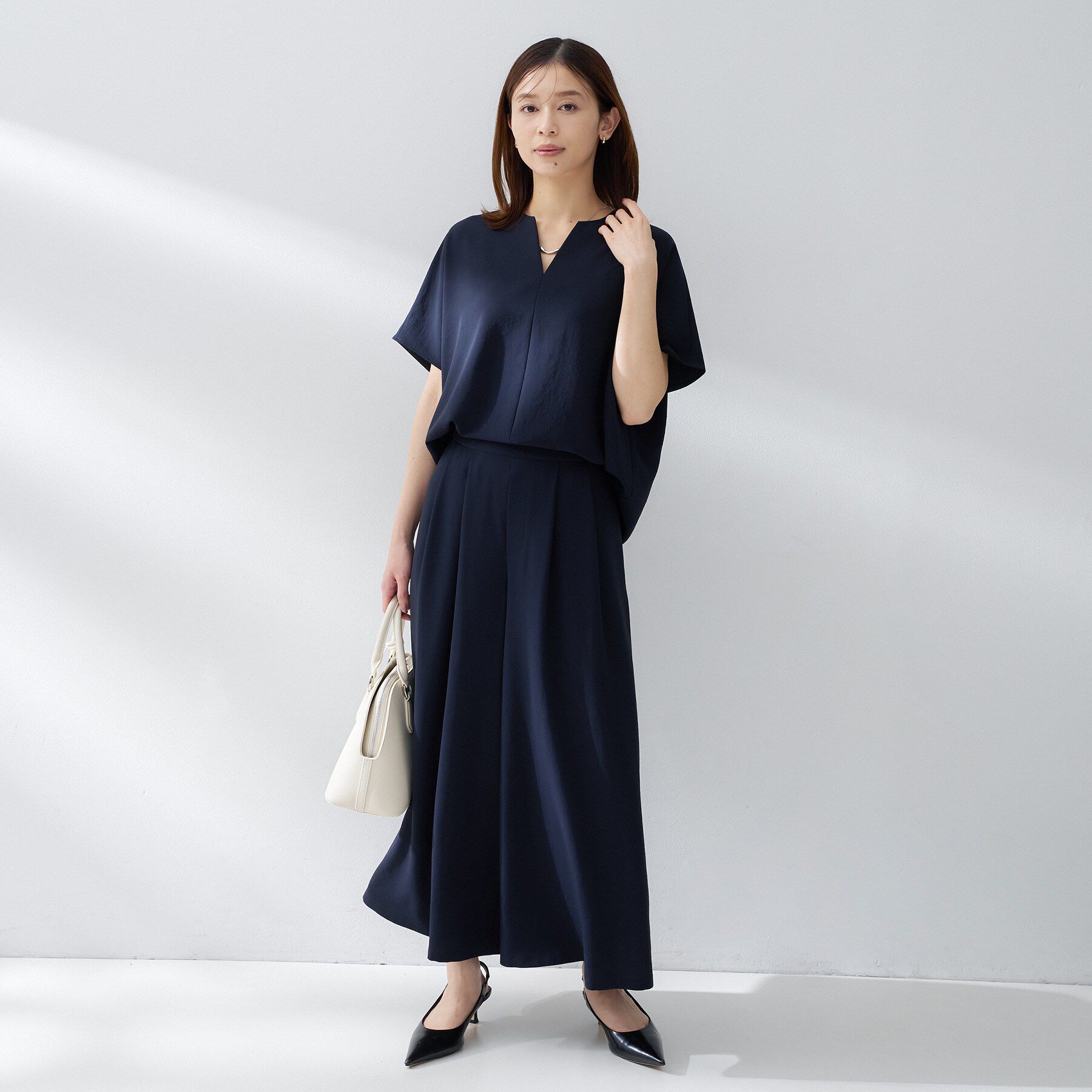 UNTITLED「【夏の名品セットアップが今年も登場！/はっ水/遮熱】リラクミスト キーVネックブラウス」|シャツ・ブラウス|