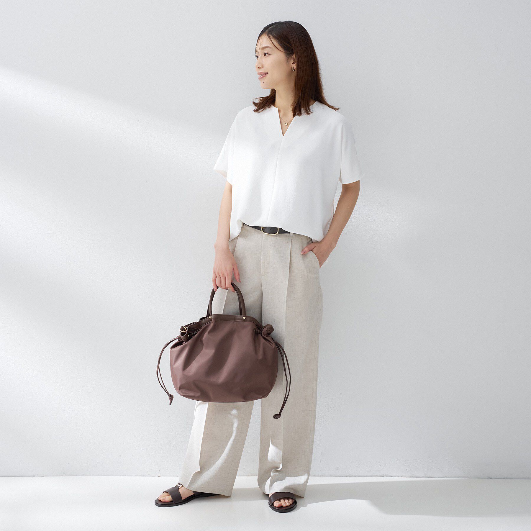 UNTITLED「【夏の名品セットアップが今年も登場！/はっ水/遮熱】リラクミスト キーVネックブラウス」|シャツ・ブラウス|