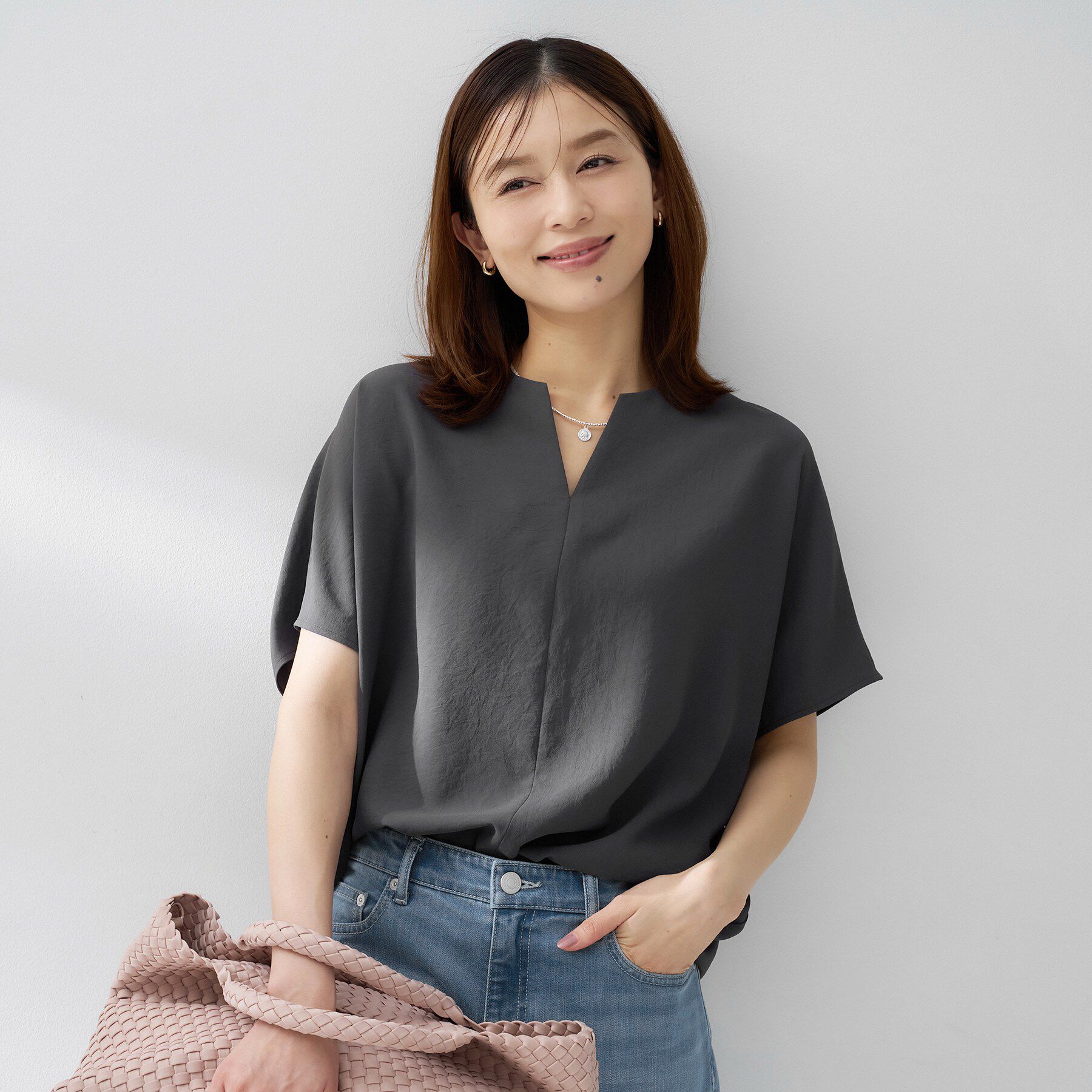 UNTITLED「【夏の名品セットアップが今年も登場！/はっ水/遮熱】リラクミスト キーVネックブラウス」|シャツ・ブラウス|チャコールグレー(0