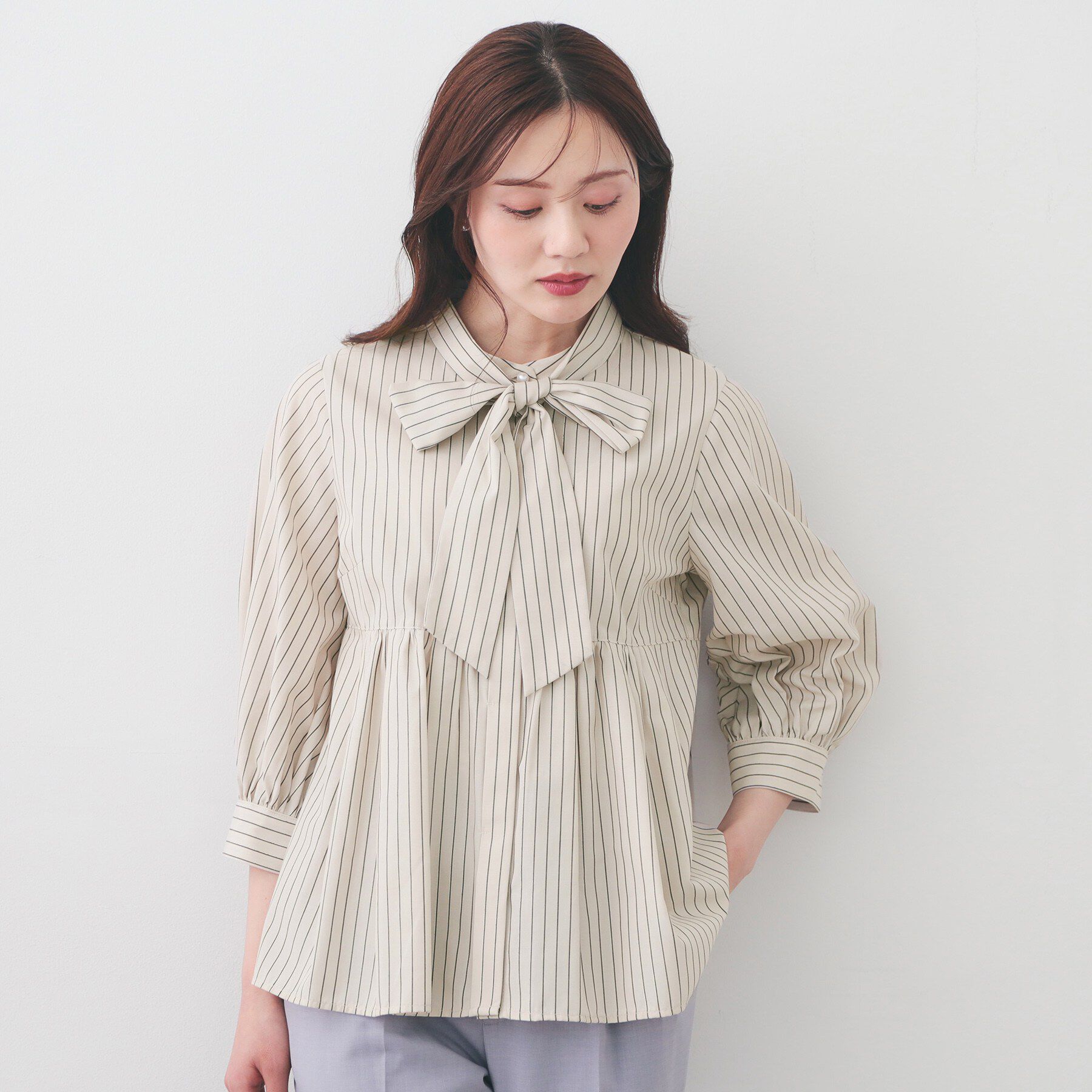 index「2WAYペプラムブラウス/ボウタイ取り外し可【洗濯機OK/イージーアイロン/防シワ】《XS～LL/8」|シャツ・ブラウス|グレージュ(850)