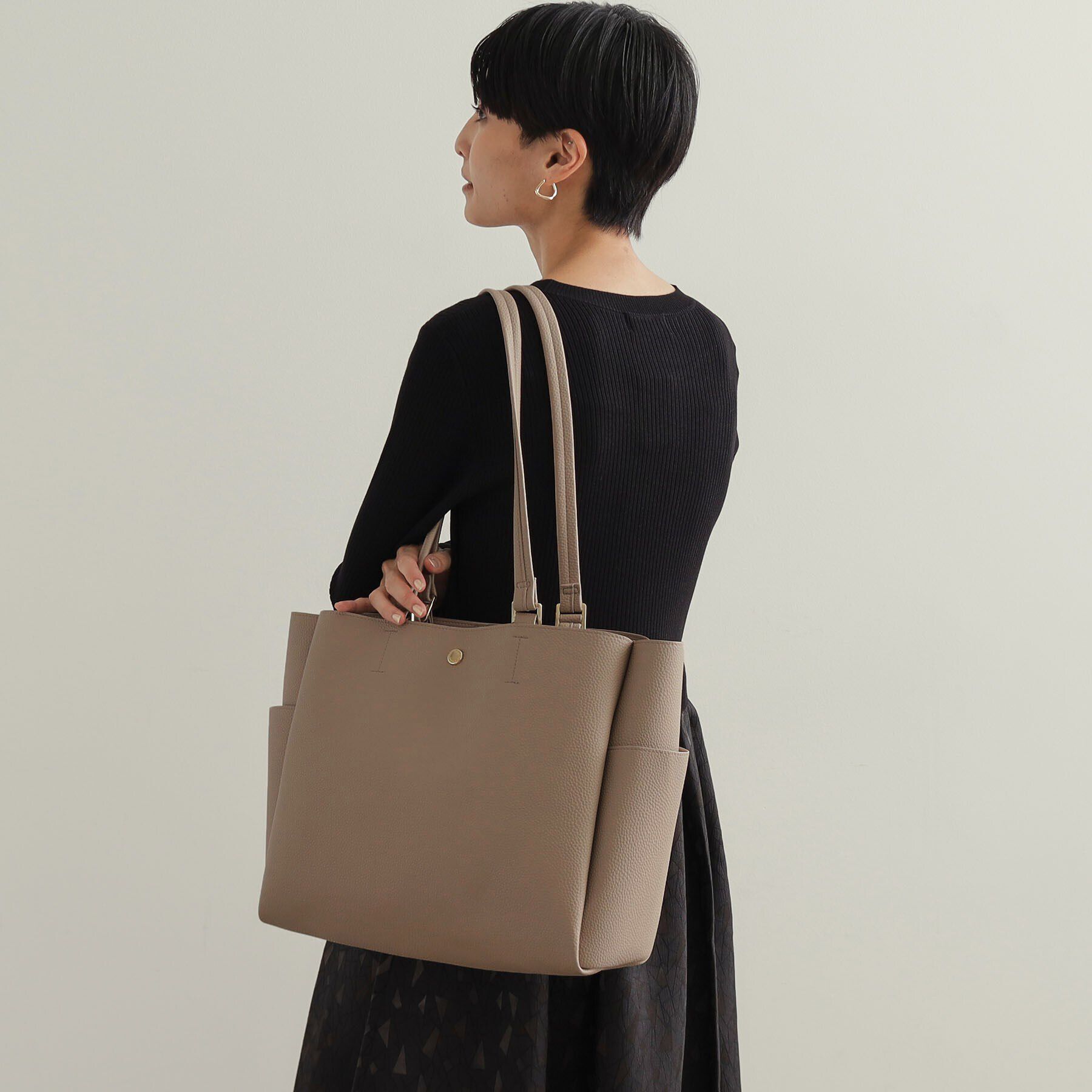 OPAQUE.CLIP「【軽量／A4サイズ対応／2WAY】シュリンク合皮大容量トートバッグ」|トートバッグ|ベージュ(052)