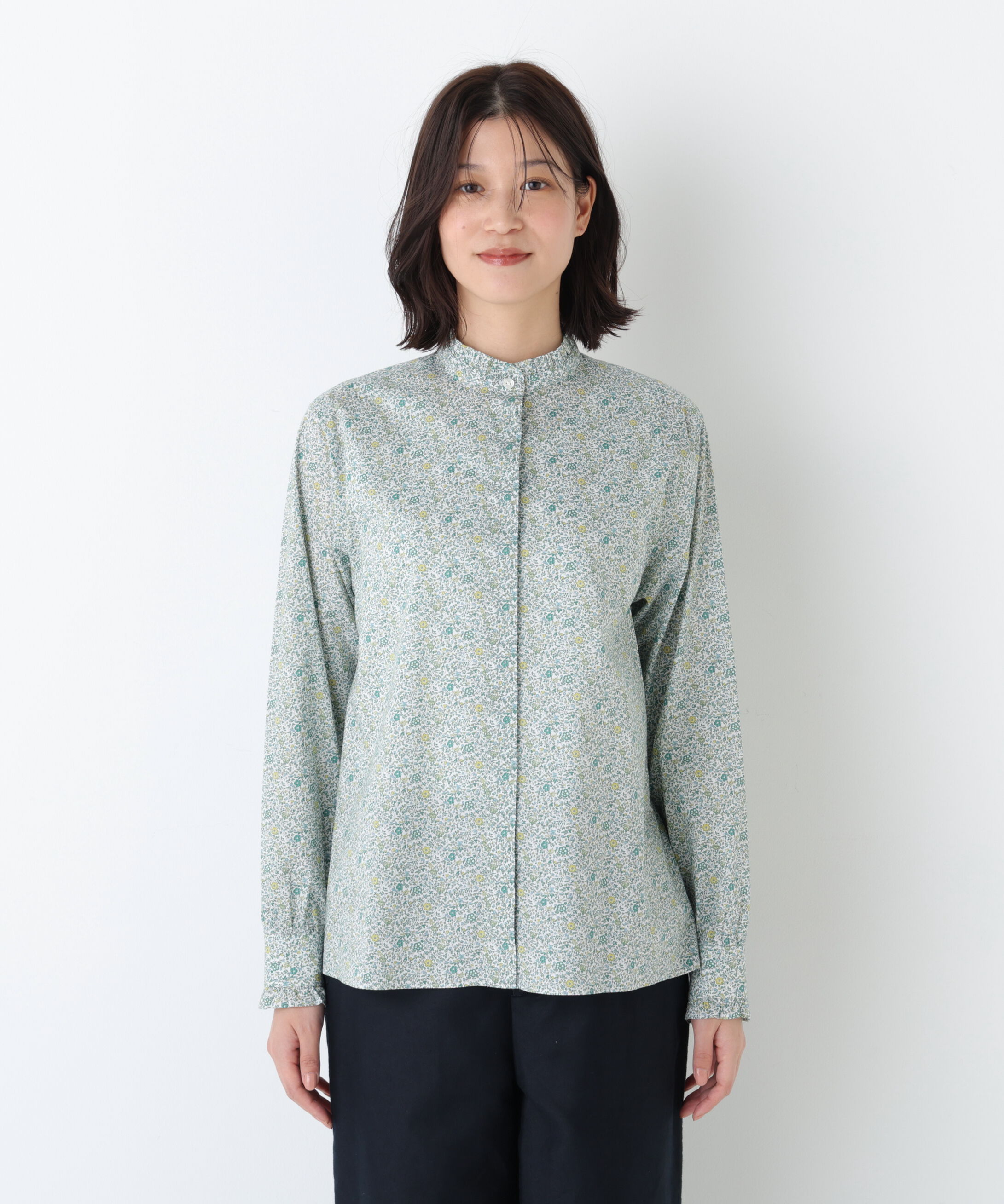  「《ウォッシャブル》リバティ小花柄プリント スタンドフリルブラウス」|シャツ・ブラウス|