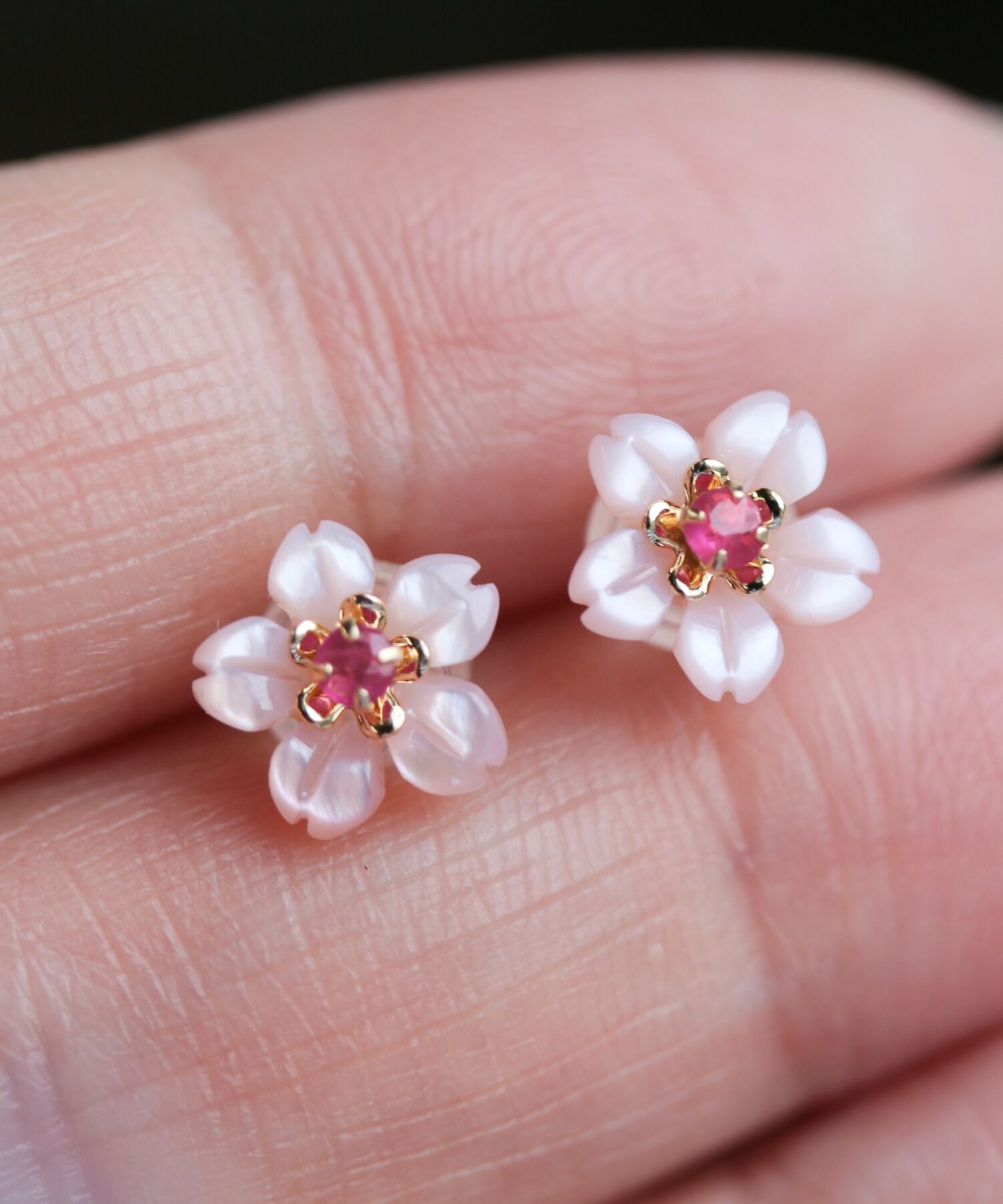  「ピンクシェル / ルビー サクラ フラワー ピアス | K18」|ピアス|