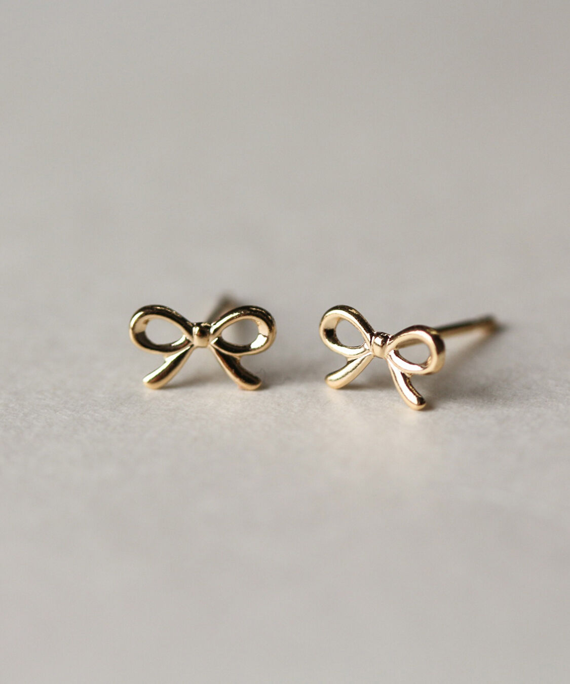  「ゴールド リボン ピアス | K18 〈Web限定〉」|ピアス|