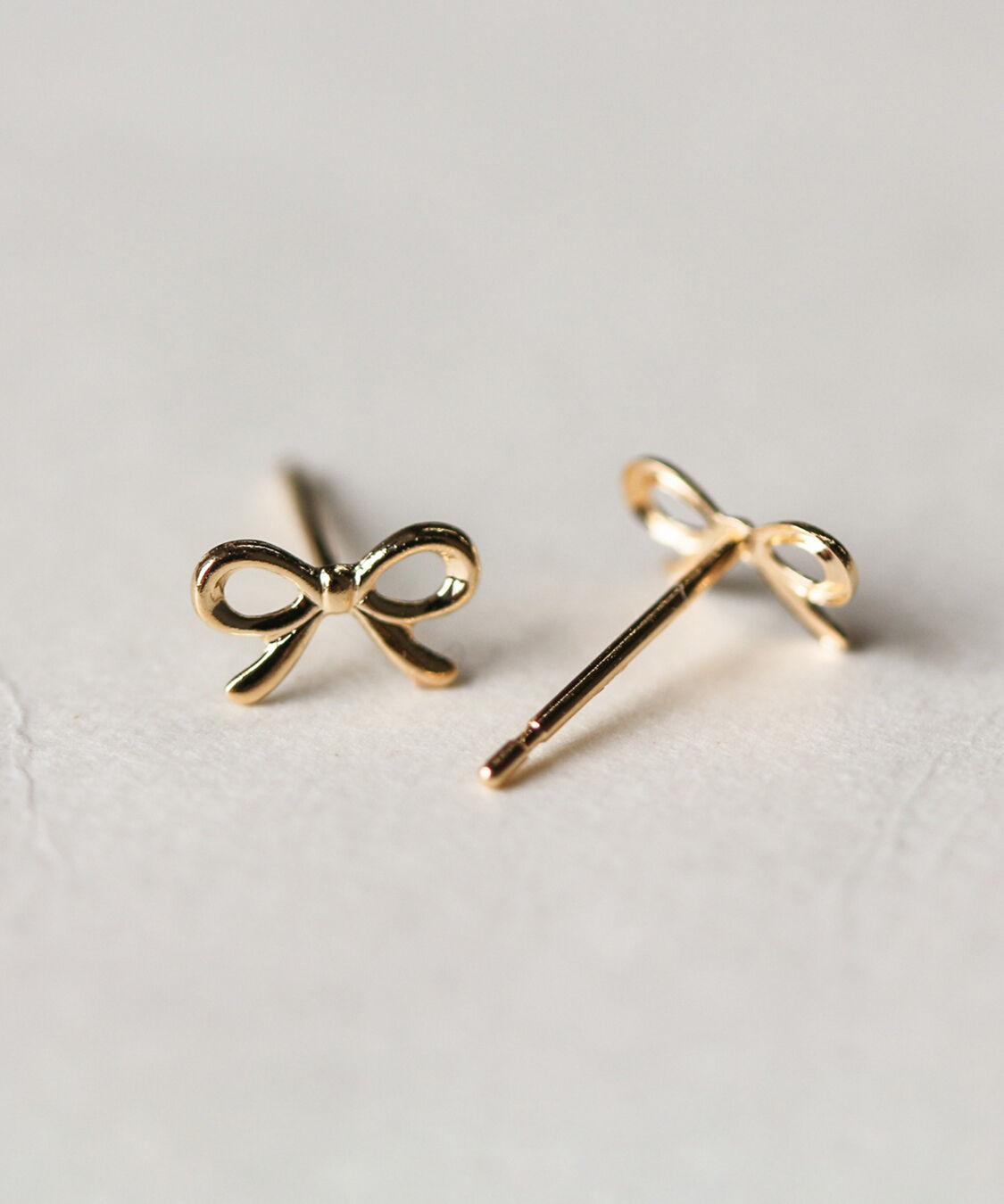  「ゴールド リボン ピアス | K18 〈Web限定〉」|ピアス|