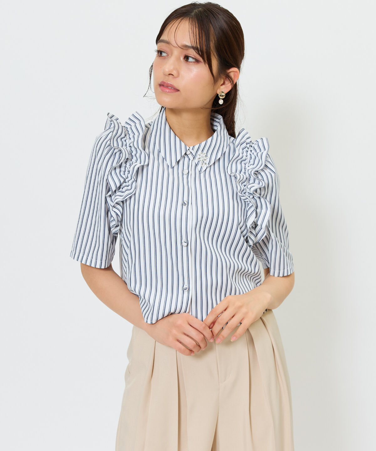 アンドクチュール「ビジュー付きストライプフリルシャツ」|シャツ・ブラウス|