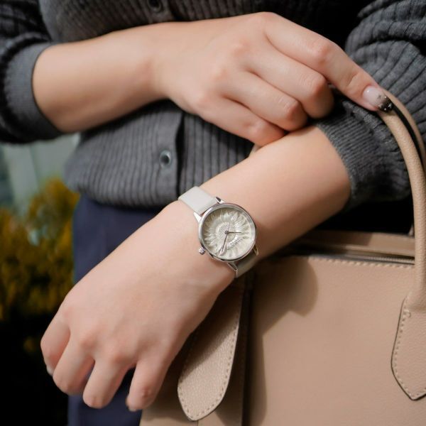 OLIVIA BURTON 「〈OLIVIA BURTON(ｵﾘﾋﾞｱﾊﾞｰﾄﾝ)〉3D ﾌﾗﾜｰ ﾐﾃﾞｨｼﾙﾊﾞｰﾎﾜｲﾄ ｱｰﾙｸﾞﾚｲﾚｻﾞｰ」|腕時計|