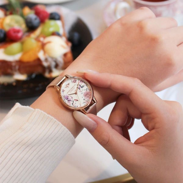 OLIVIA BURTON 「〈OLIVIA BURTON(ｵﾘﾋﾞｱﾊﾞｰﾄﾝ)〉ｼｸﾞﾈﾁｬｰ 30mm ｲﾗｽﾄﾚｲﾃｯﾄﾞ ﾌﾛｰﾗﾙ ﾛｰｽﾞｺﾞｰﾙﾄﾞﾒｯｼｭ」|腕時計|