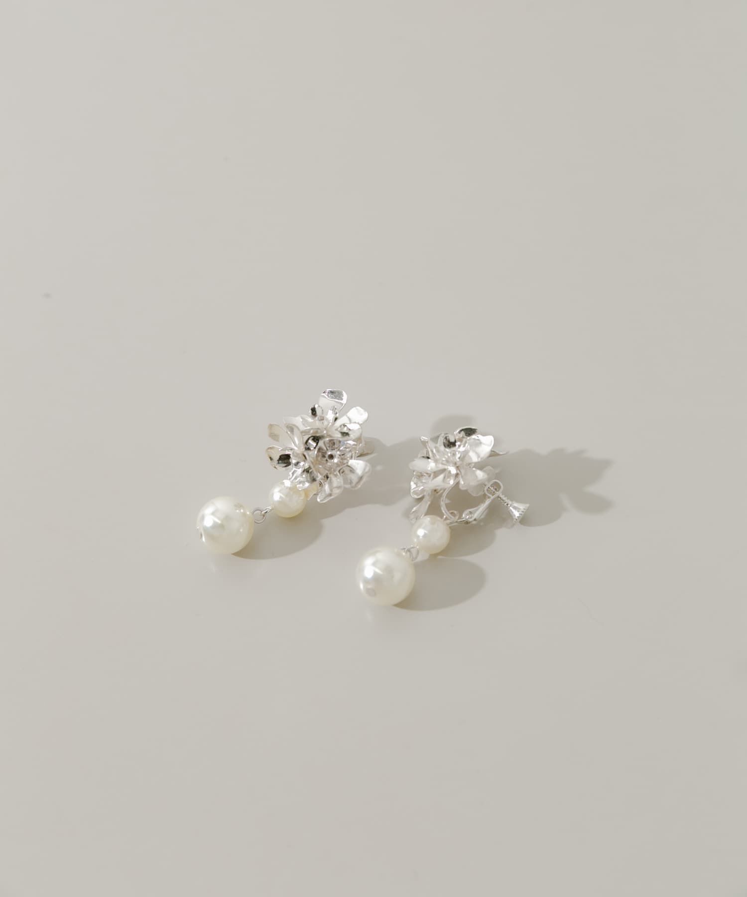 SMELLY「メタルフラワースウィングパールイヤリング」|イヤリング|