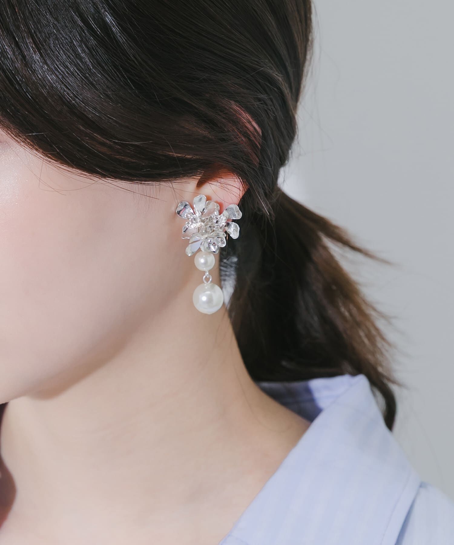 SMELLY「メタルフラワースウィングパールイヤリング」|イヤリング|