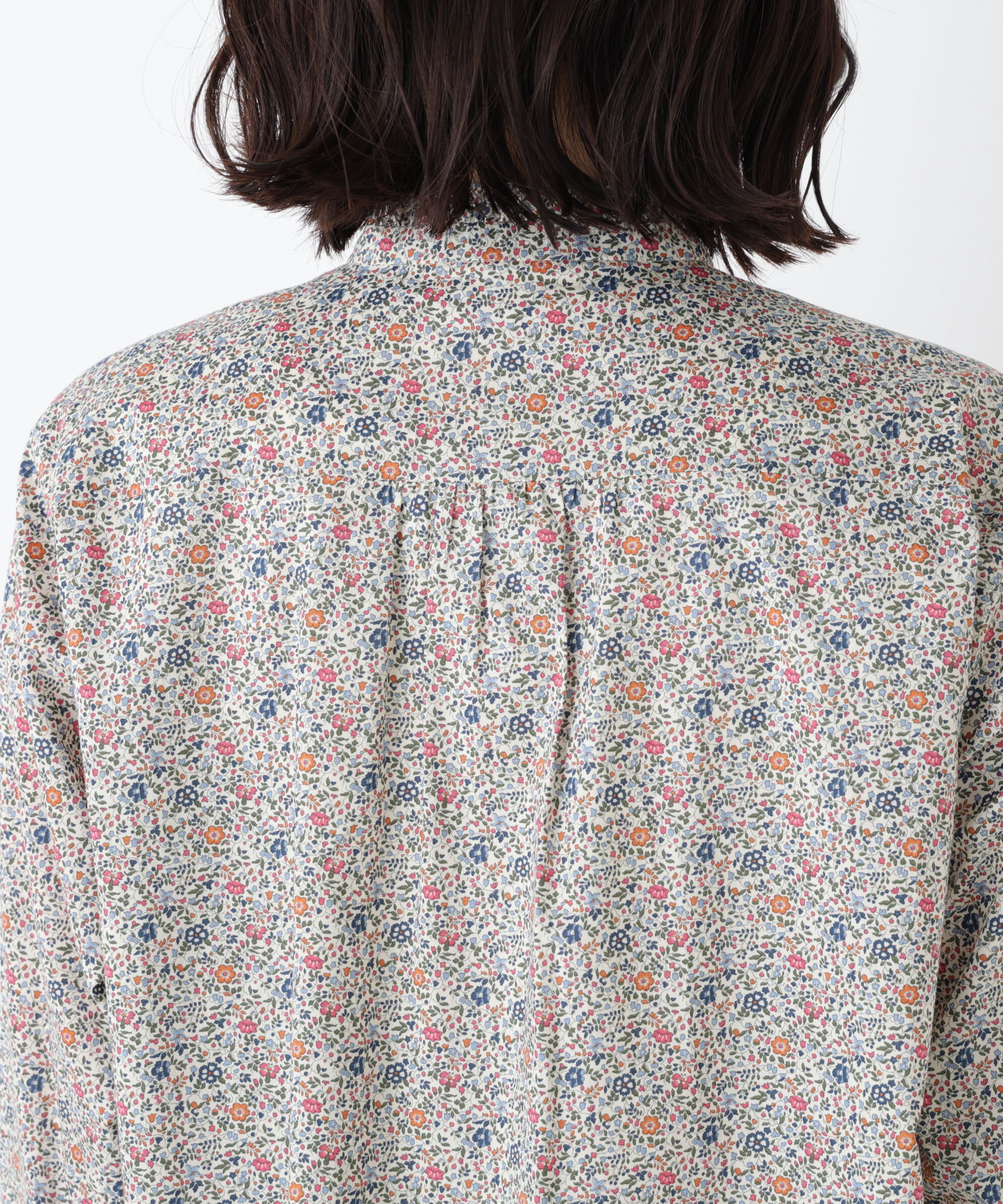  「《ウォッシャブル》リバティ小花柄プリント スタンドフリルブラウス」|シャツ・ブラウス|