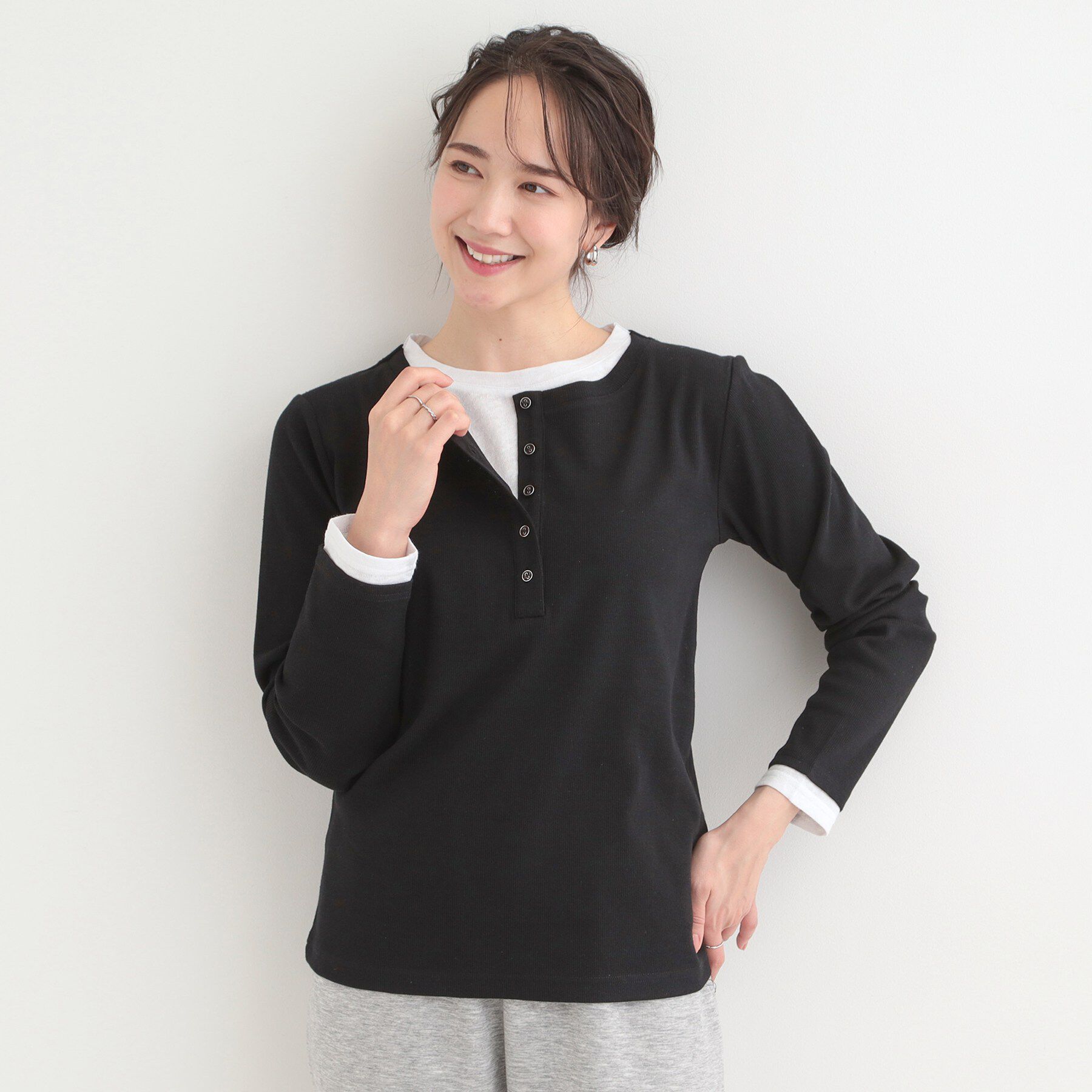 SHOO･LA･RUE「【洗濯機可/S-LL】1枚でサマ見え レイヤード風配色 ヘンリーネックロンT」|Tシャツ・カットソー|