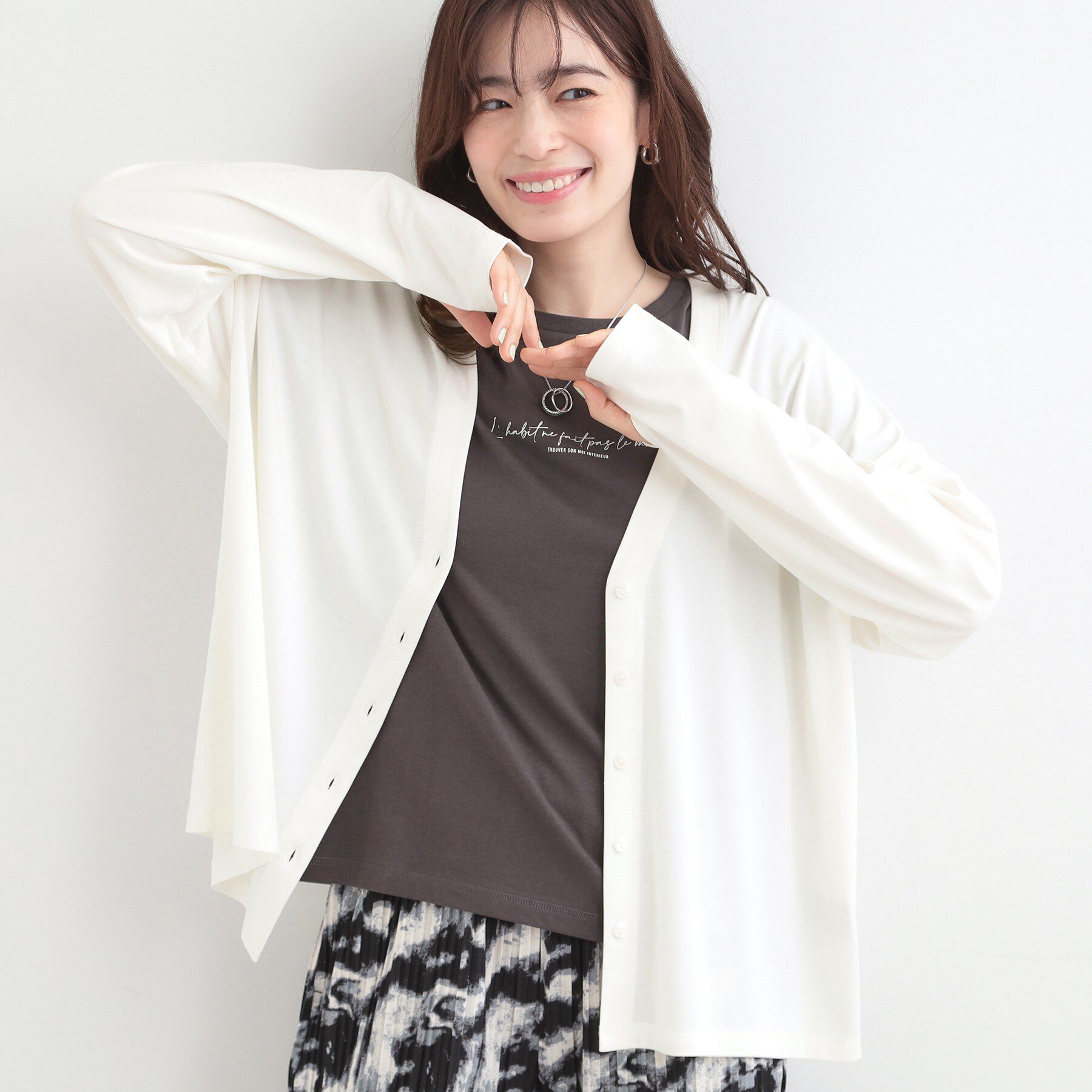 SHOO･LA･RUE「【S-LL/UV】手の甲まで隠れる 指穴付き とろみVネックカーディガン」|カーディガン|ホワイト(001)