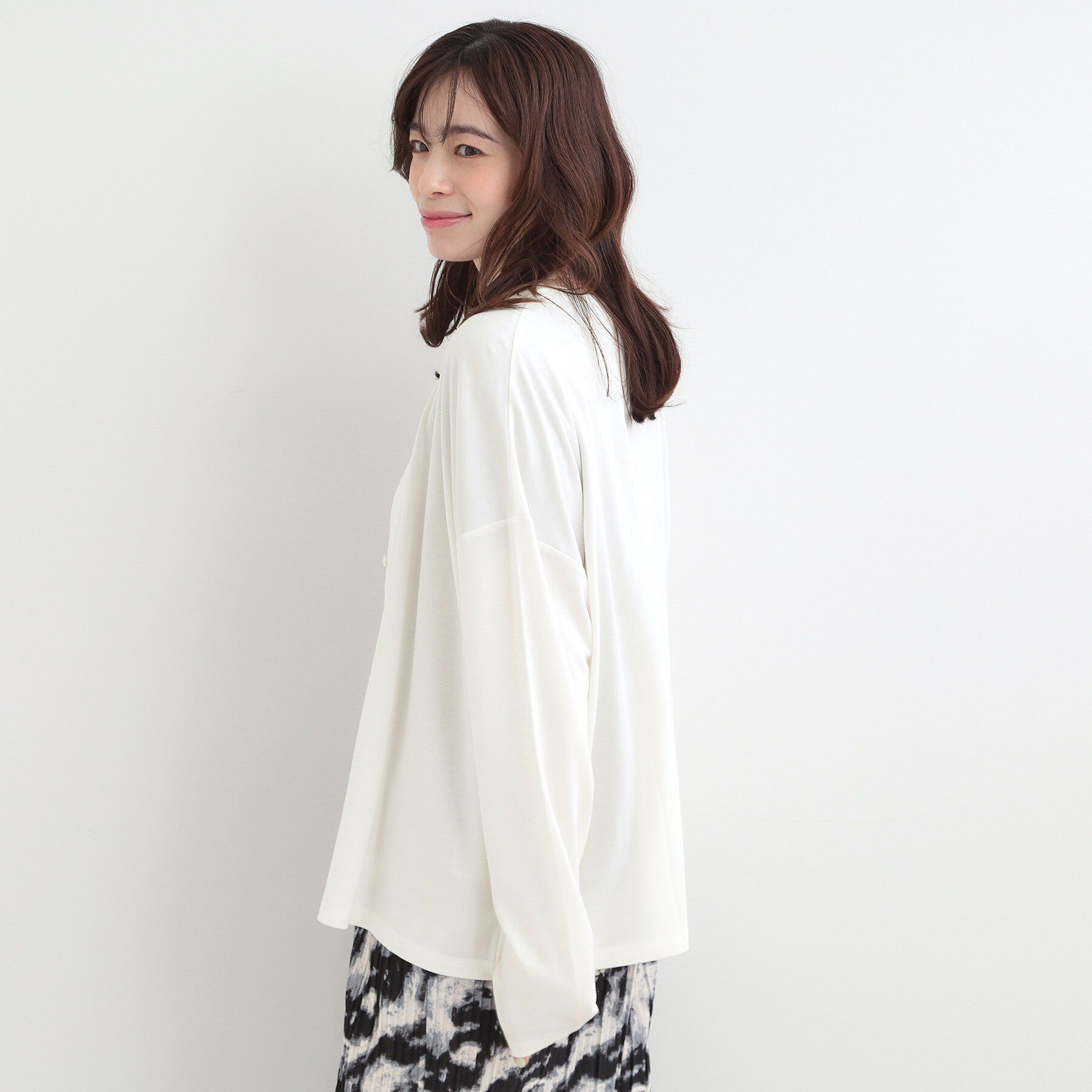 SHOO･LA･RUE「【S-LL/UV】手の甲まで隠れる 指穴付き とろみVネックカーディガン」|カーディガン|