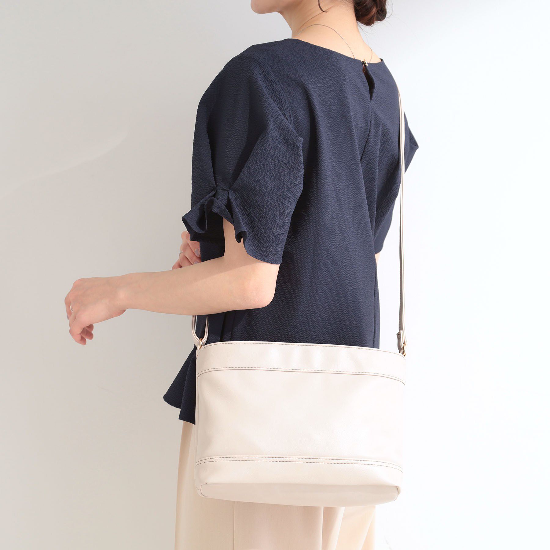 SHOO･LA･RUE「ヨコナガポケットショルダーバッグ」|ショルダー・メッセンジャー|ライトベージュ(05