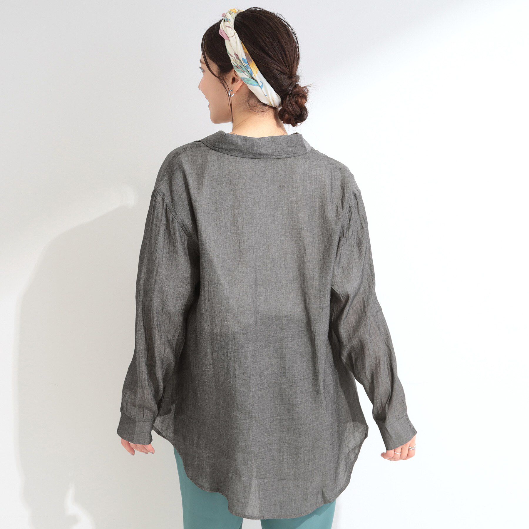 SHOO･LA･RUE「【UV/体型カバー/S-LL】お袖ゴム 柔らかシアーデニムシャツ」|シャツ・ブラウス|