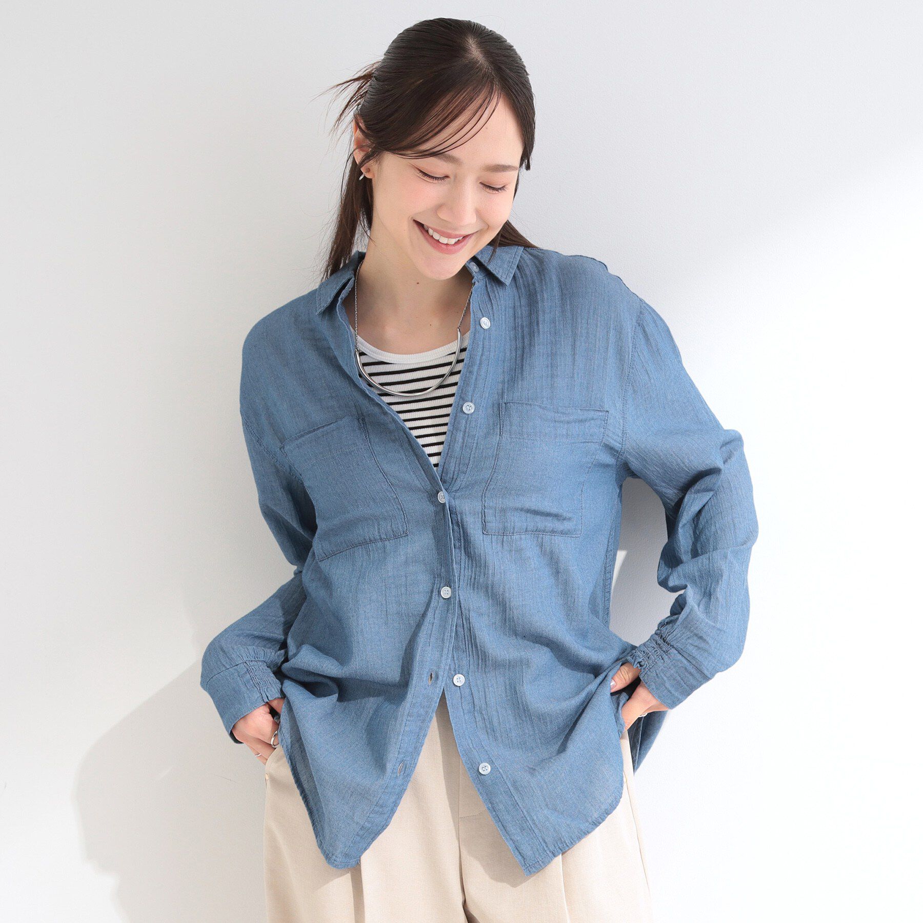 SHOO･LA･RUE「【UV/体型カバー/S-LL】お袖ゴム 柔らかシアーデニムシャツ」|シャツ・ブラウス|