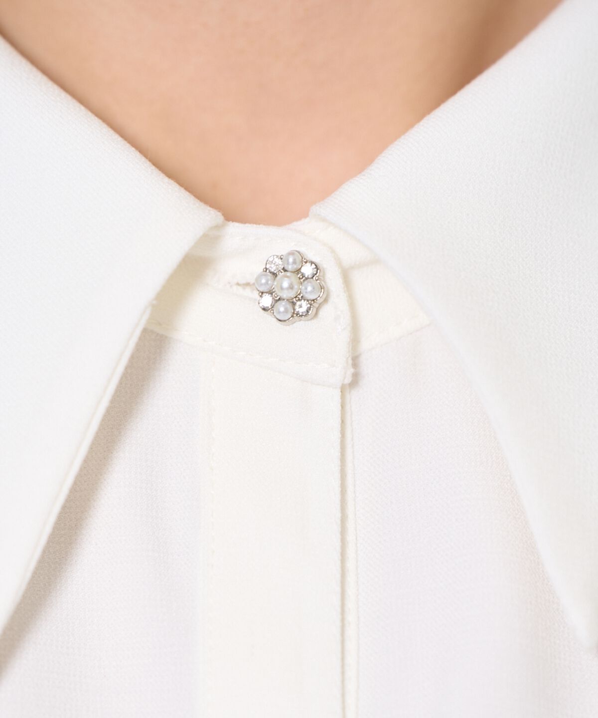 アンドクチュール「ビジューボタンフリルケープ長袖ブラウス」|シャツ・ブラウス|