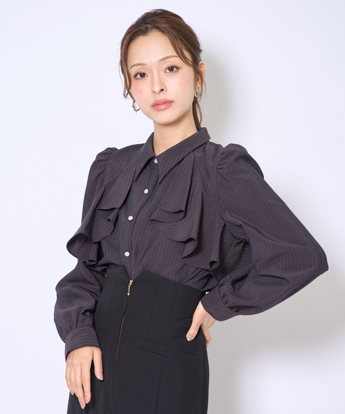 アンドクチュール「ビジューボタンフリルケープ長袖ブラウス」|シャツ・ブラウス|