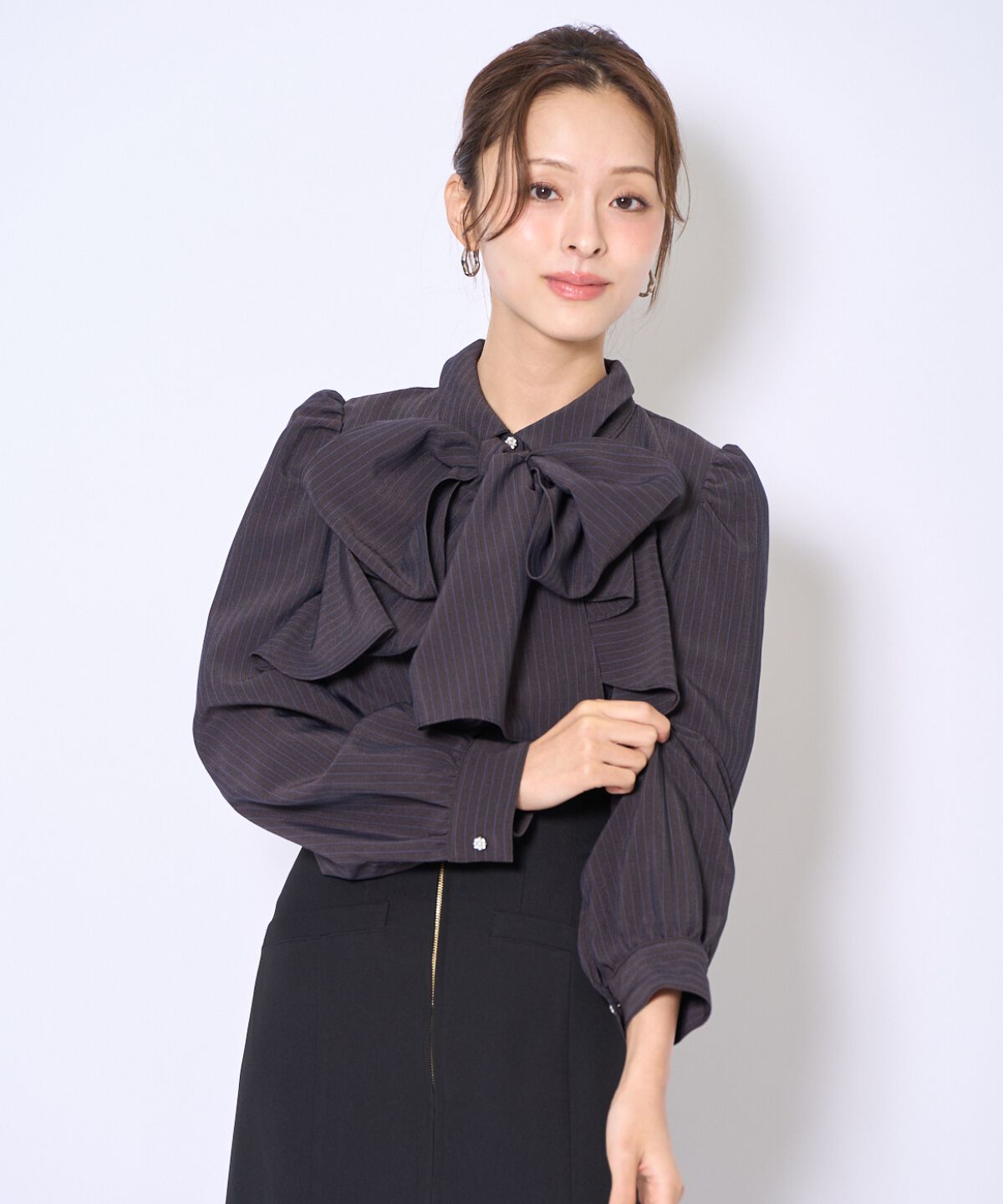 アンドクチュール「ビジューボタンフリルケープ長袖ブラウス」|シャツ・ブラウス|