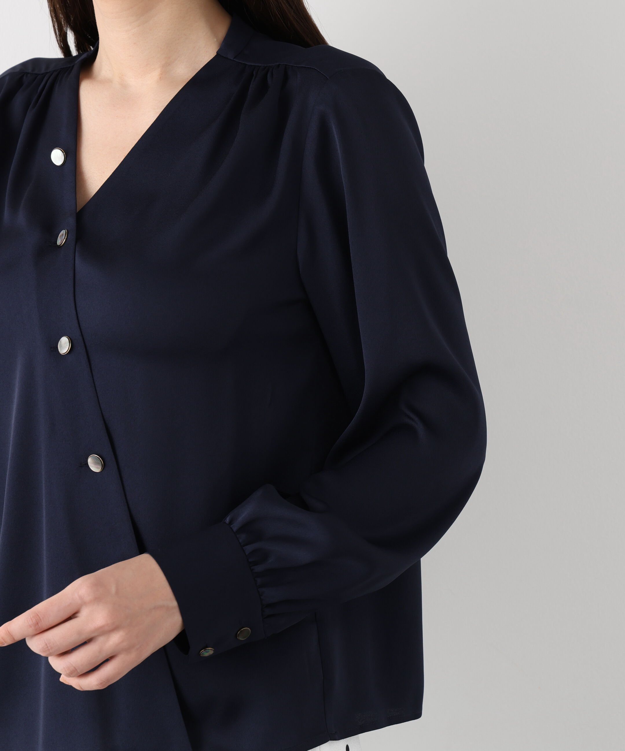  「Ｖネックボタンブラウス」|シャツ・ブラウス|