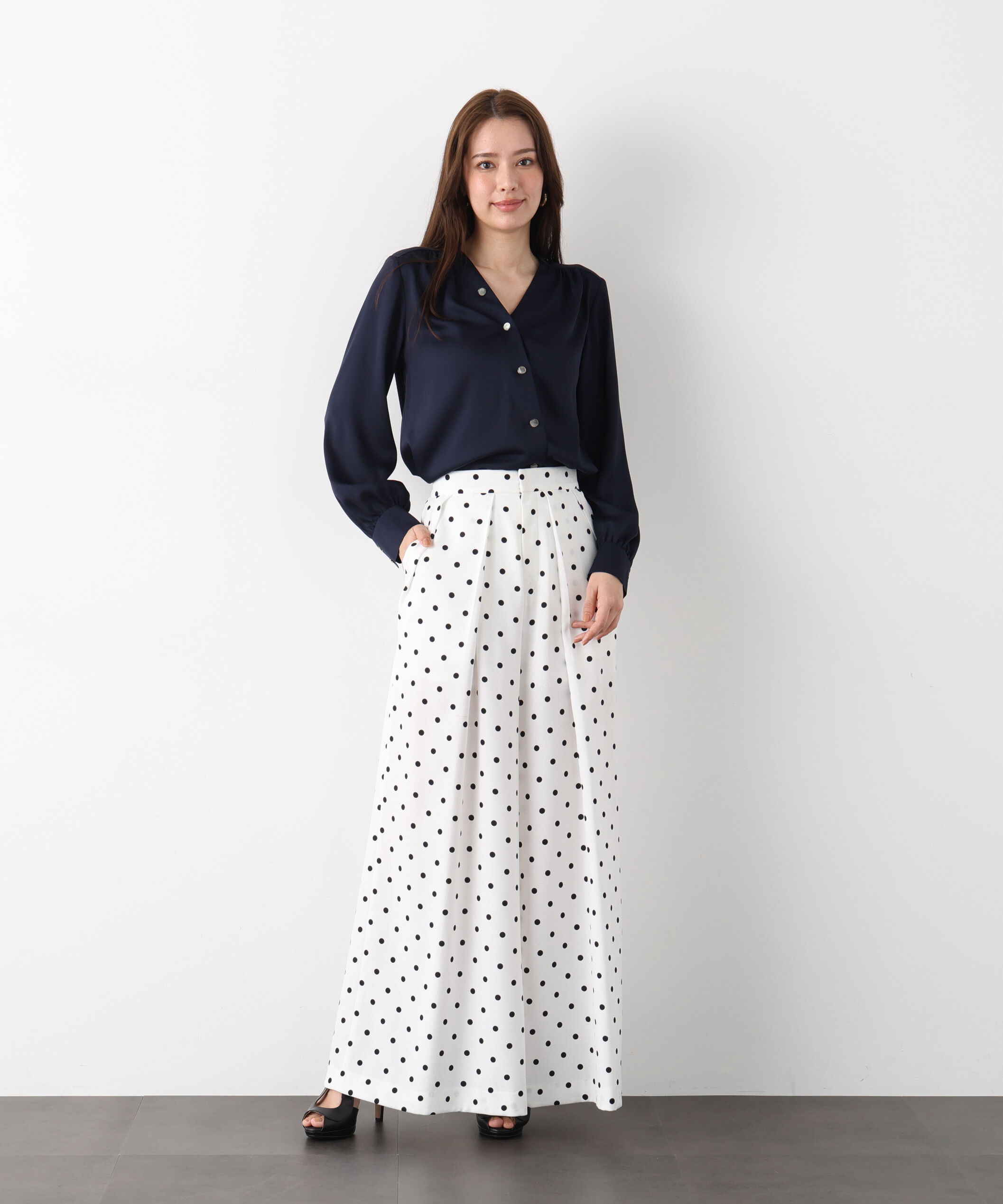  「Ｖネックボタンブラウス」|シャツ・ブラウス|