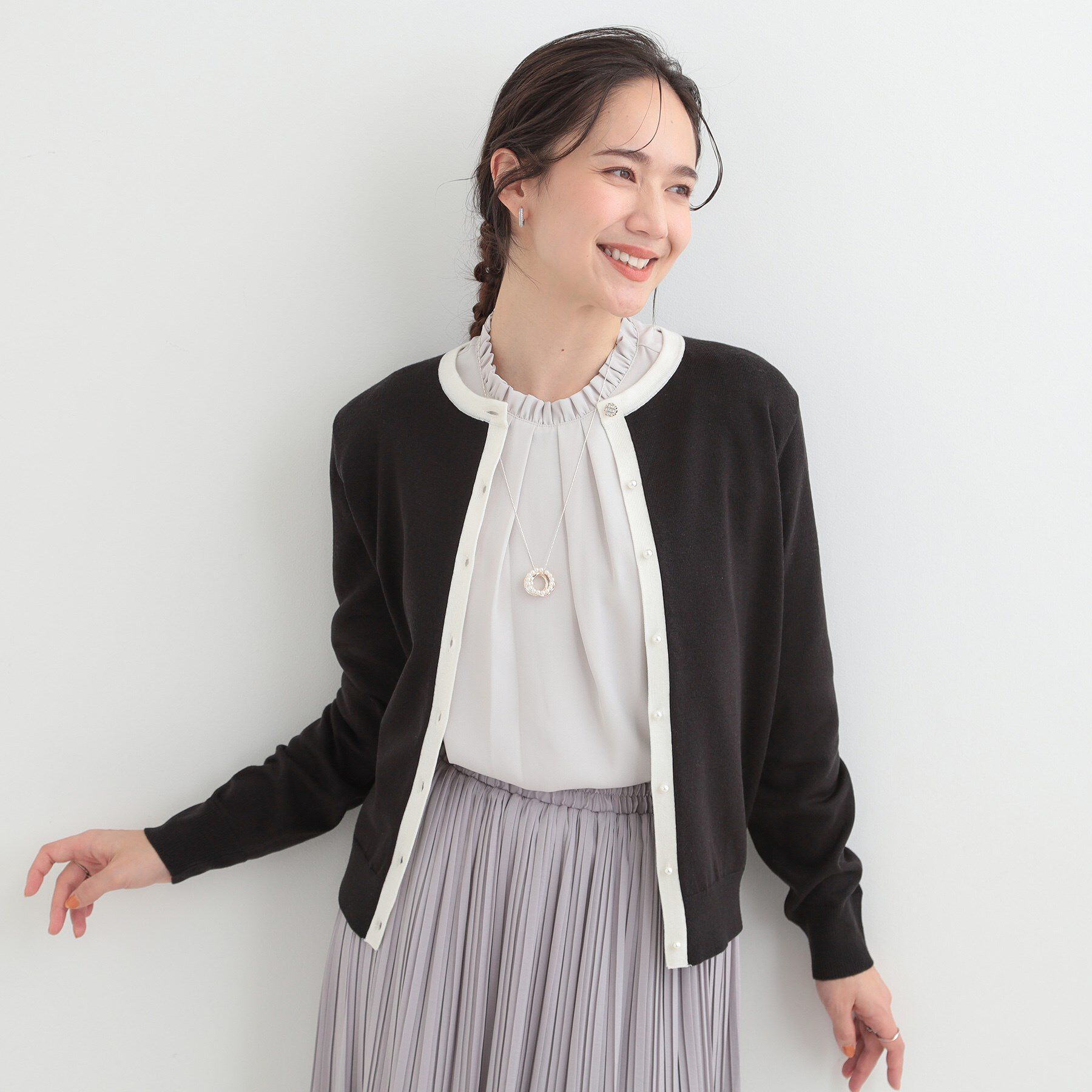 SHOO･LA･RUE「【洗濯機可/アンサンブル可】パール&times;ビジューがきらめく 上品クルーネックカーディガン」|カーディガン|