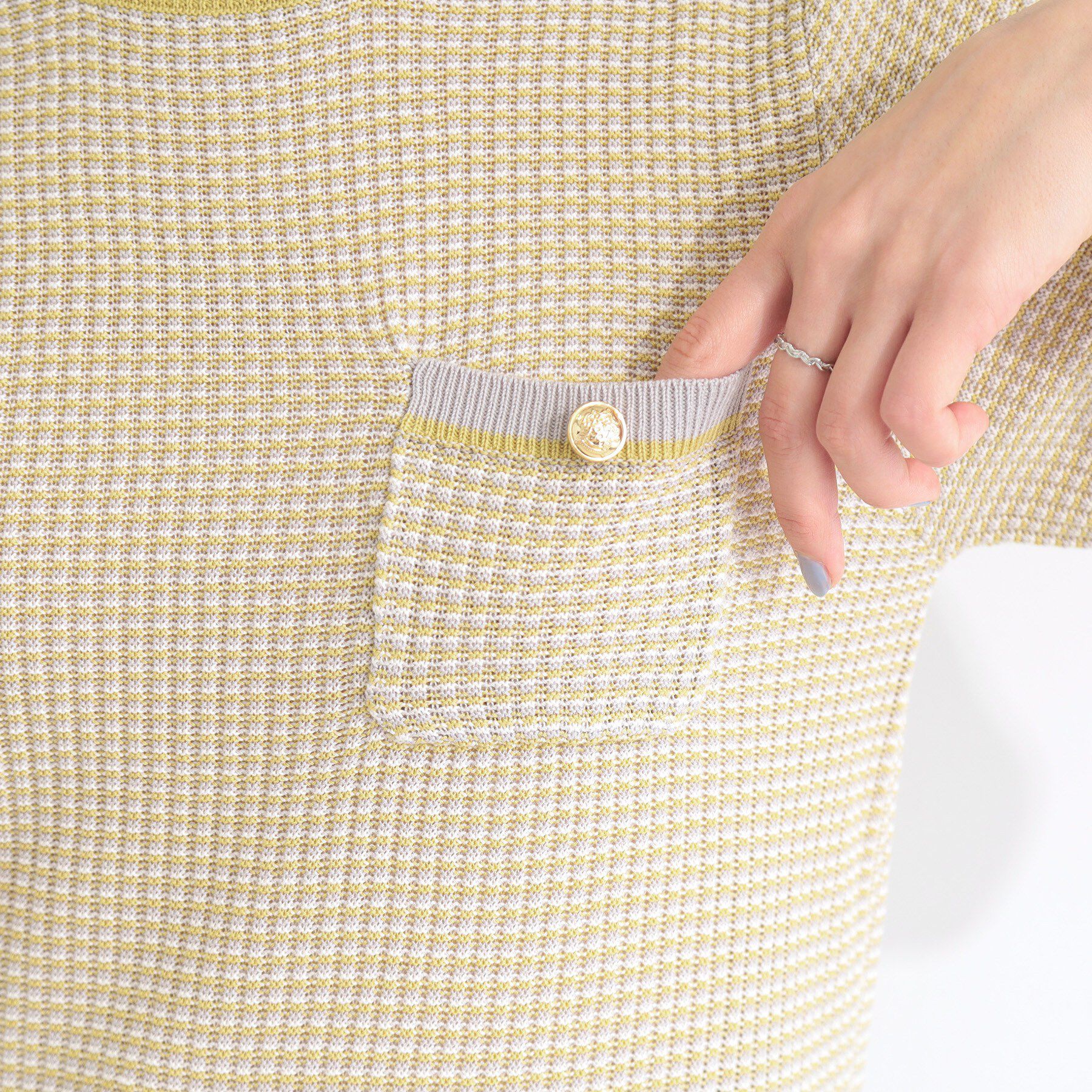 SHOO･LA･RUE「【洗濯機可/S-LL】金ボタンが上品 カノコ編み配色クルーネックニット」|ニット・セーター|