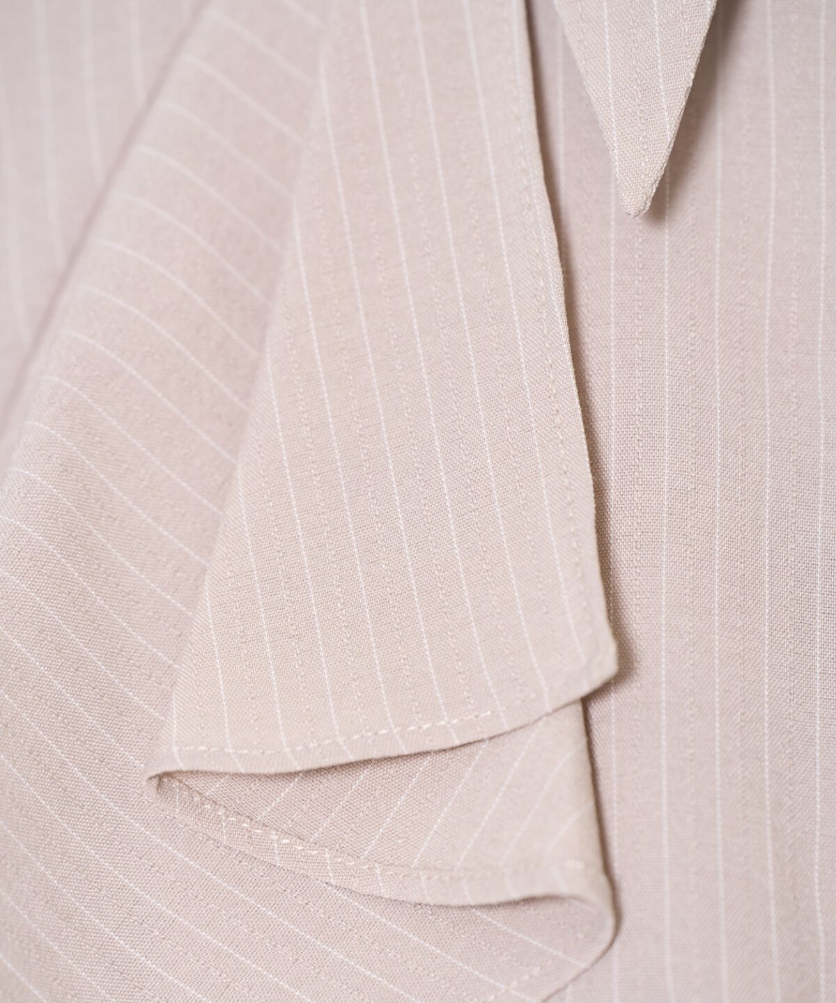 アンドクチュール「ビジューボタンフリルケープ長袖ブラウス」|シャツ・ブラウス|