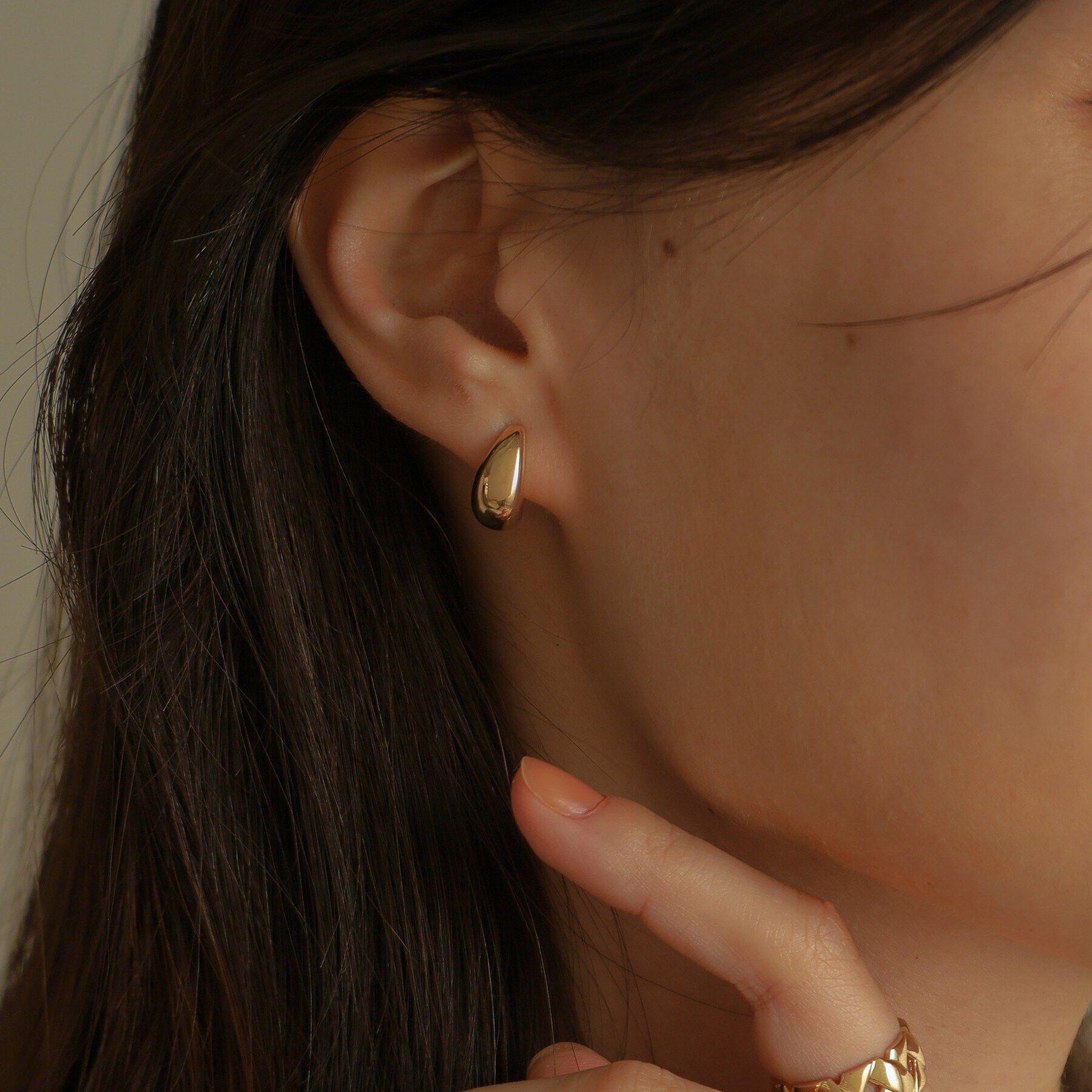 COCOSHNIK「K10中空ドロップカーブ スタッドピアス」|ピアス|