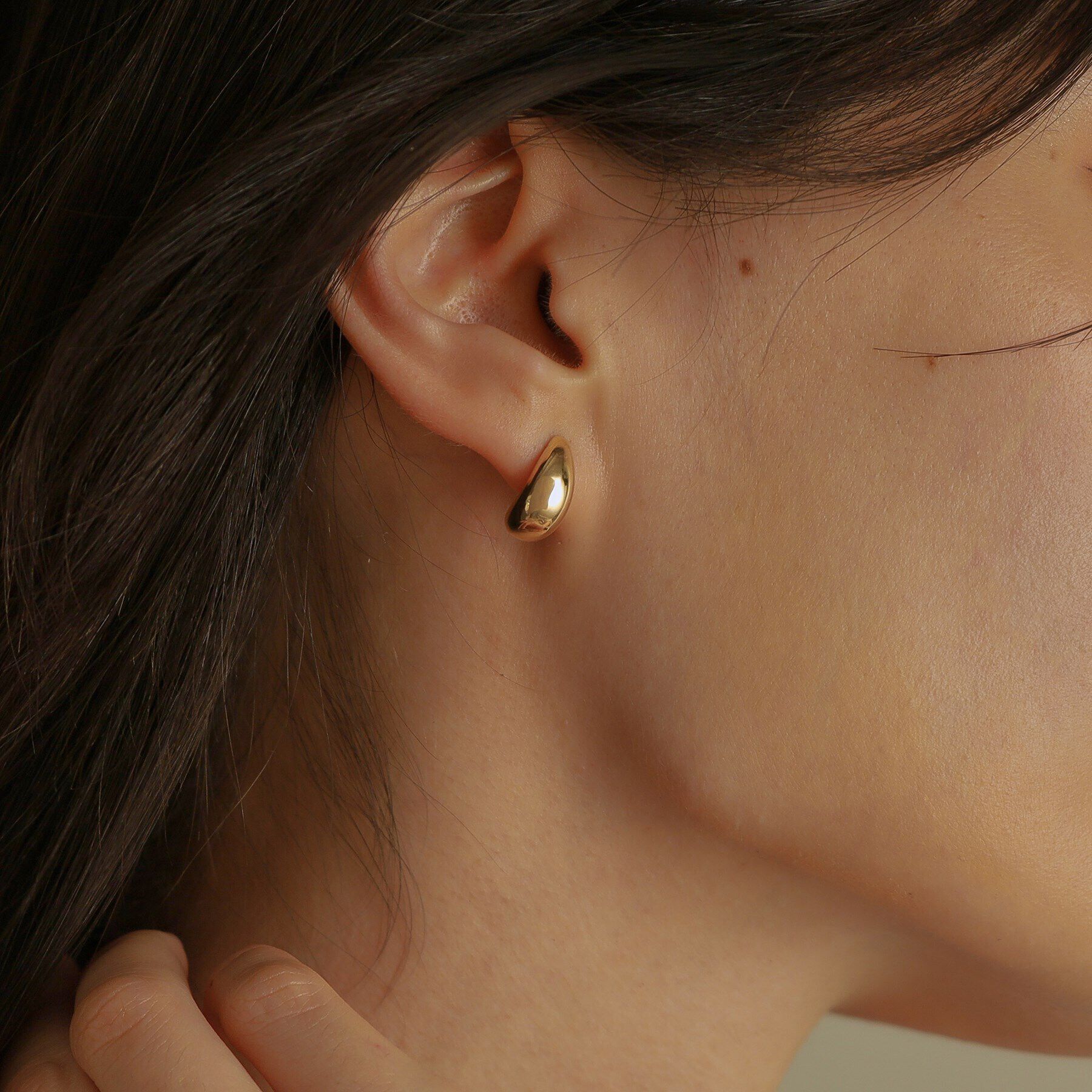 COCOSHNIK「K10中空ドロップカーブ スタッドピアス」|ピアス|