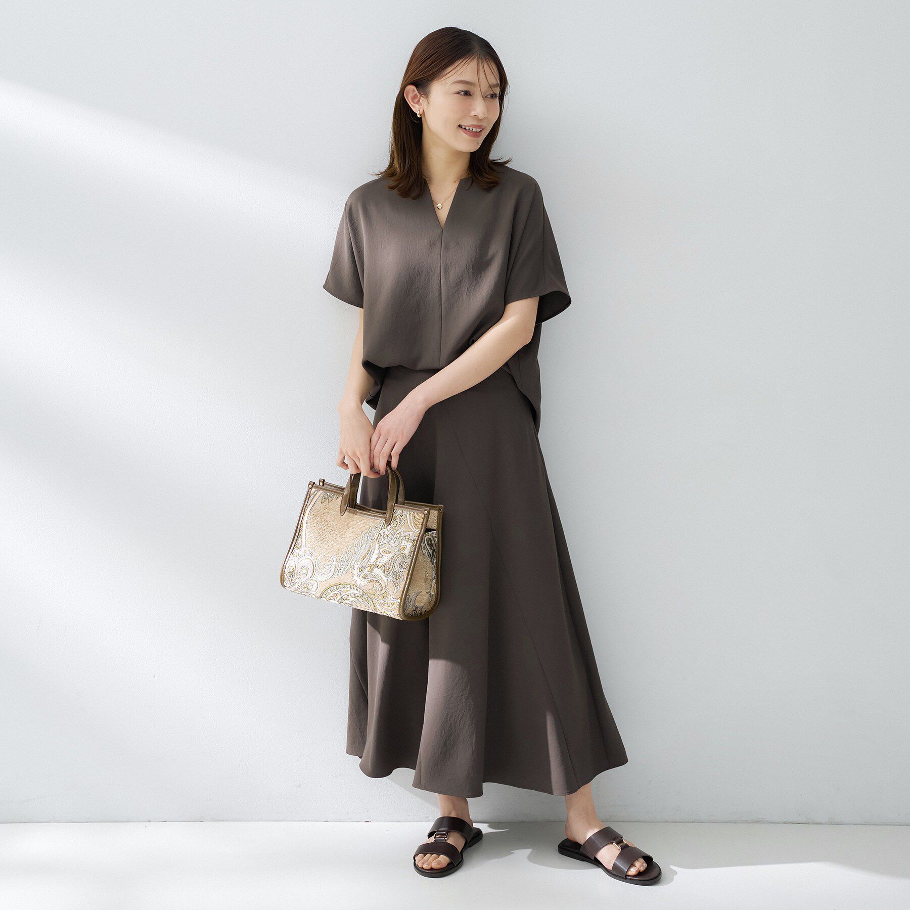 UNTITLED「【夏の名品セットアップが今年も登場！/はっ水/遮熱】リラクミスト キーVネックブラウス」|シャツ・ブラウス|