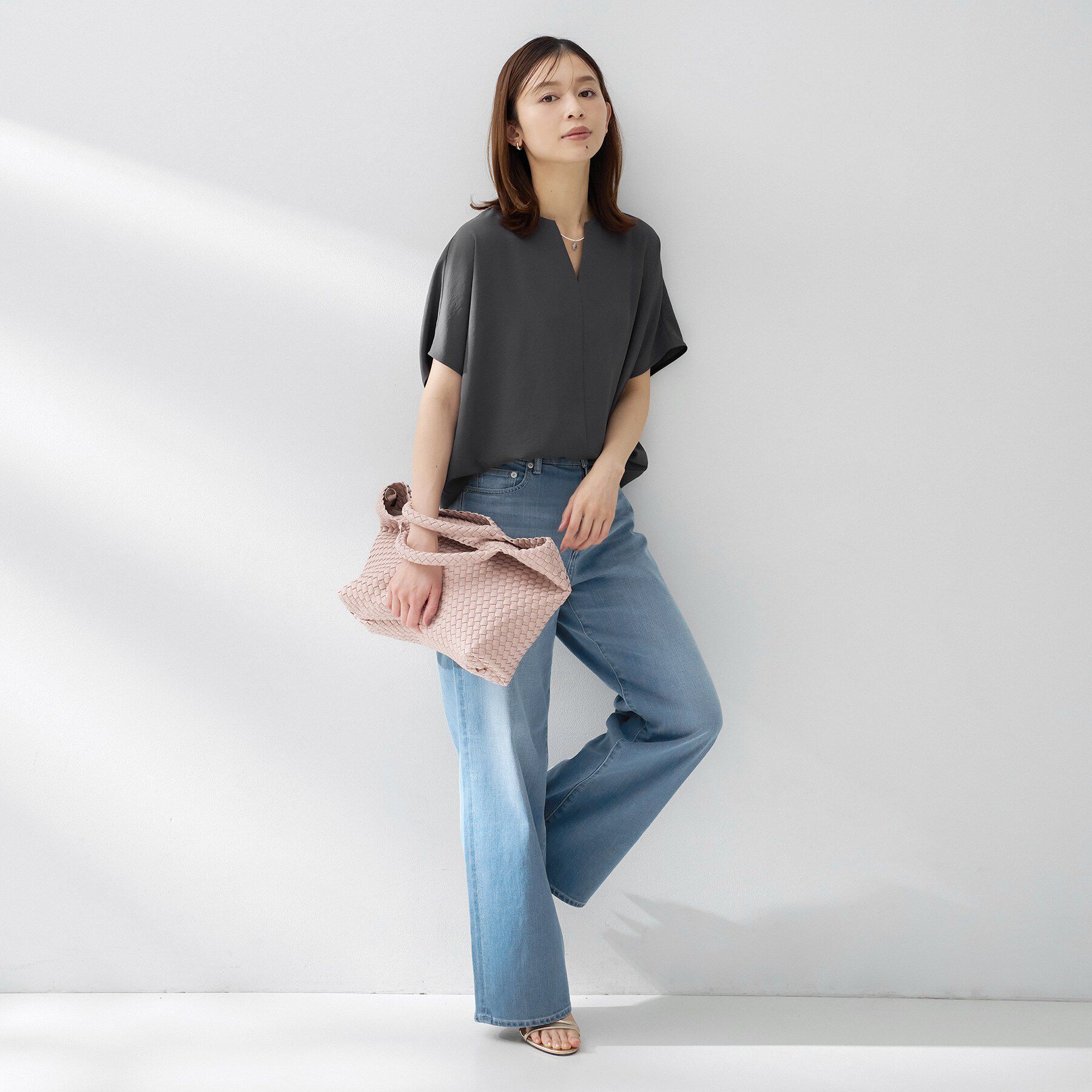 UNTITLED「【夏の名品セットアップが今年も登場！/はっ水/遮熱】リラクミスト キーVネックブラウス」|シャツ・ブラウス|