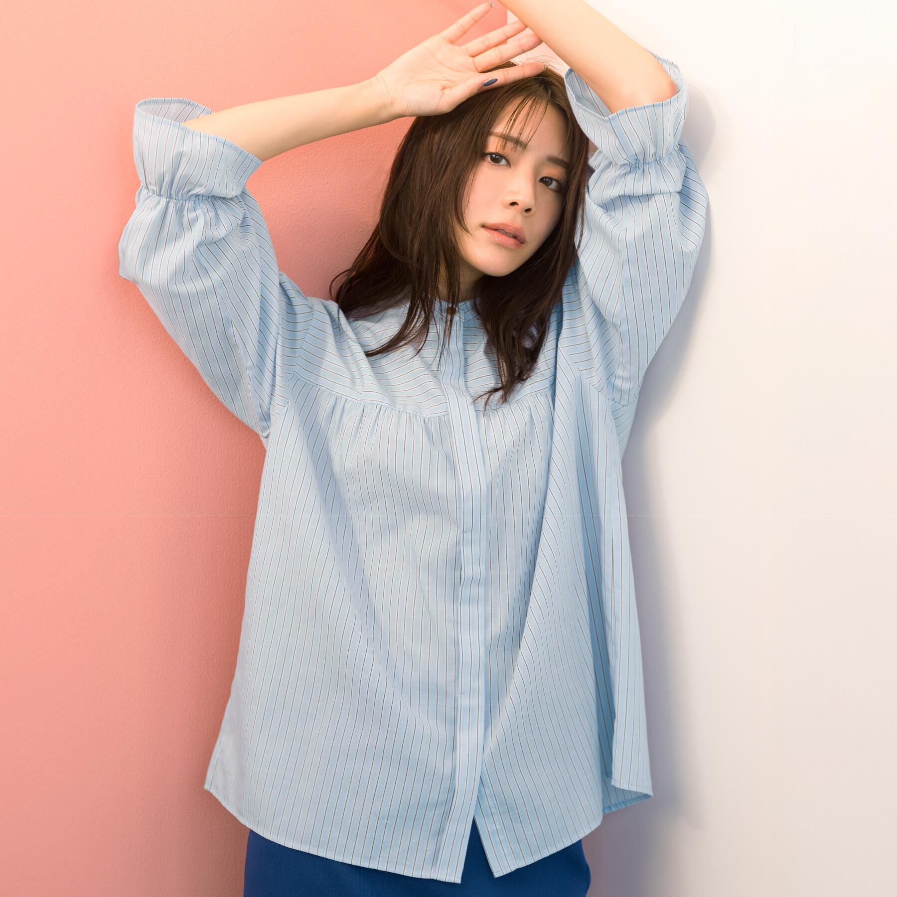 grove「【貴島明日香さん着用／イージーケア／接触冷感】麻ブレンドスタンドギャザーシャツ」|シャツ・ブラウス|