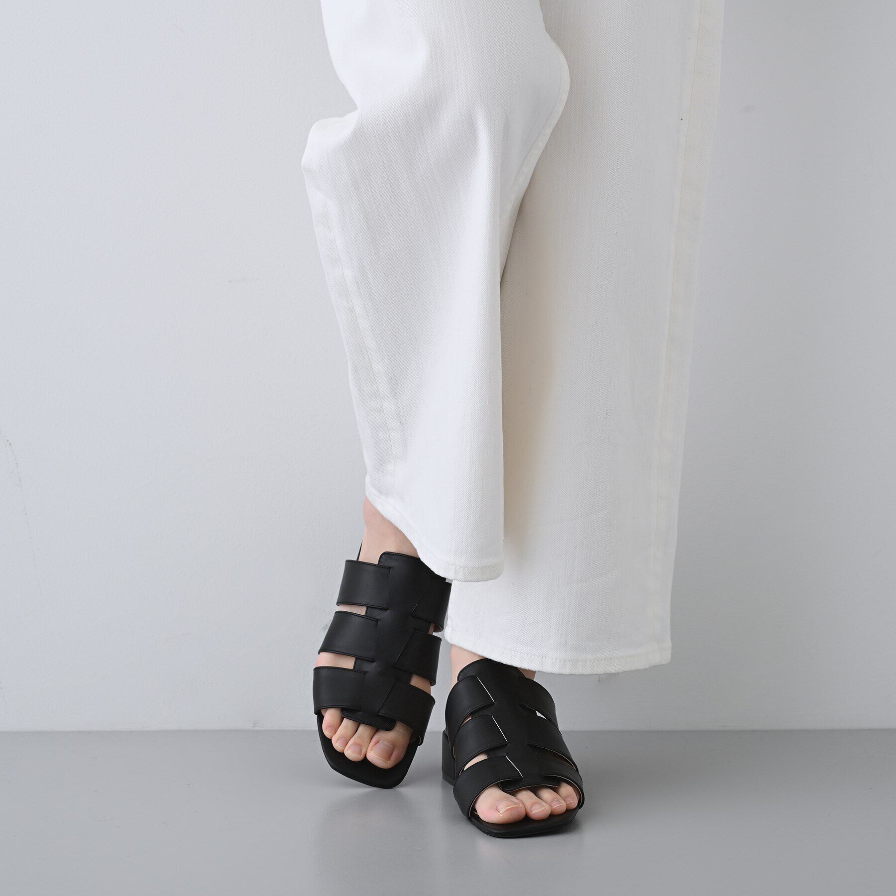 INDIVI「【合皮】グルカ風デザインミュールサンダル」|サンダル|