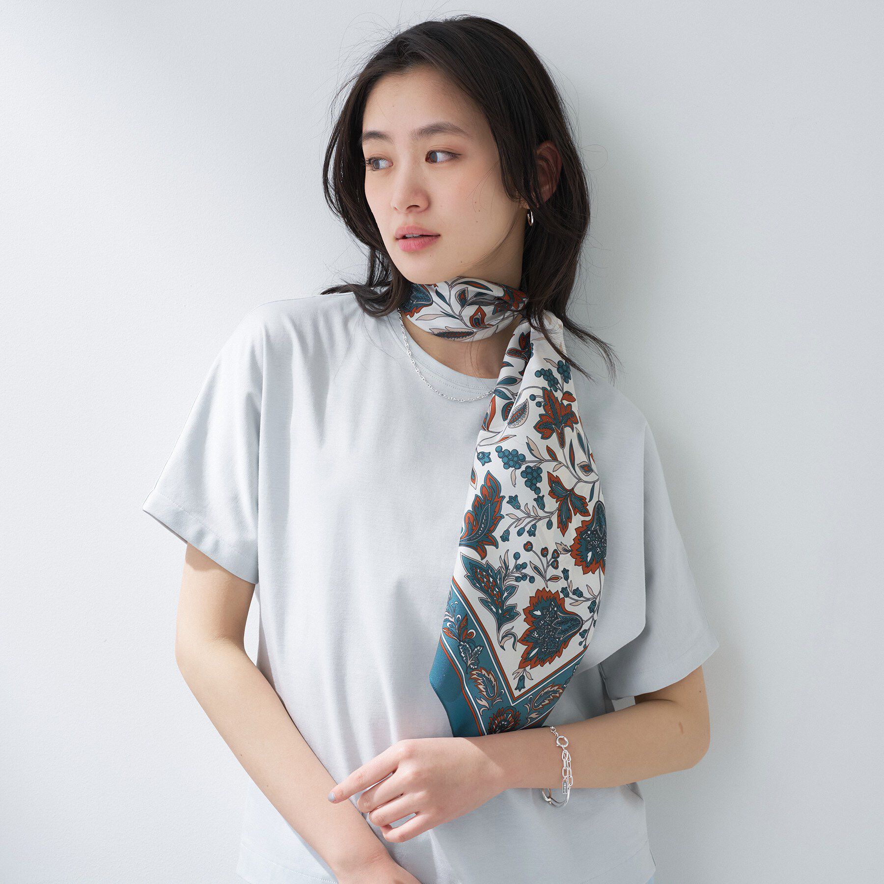 INDIVI「【60cm四方】リーフ柄スカーフ」|バンダナ・スカーフ|